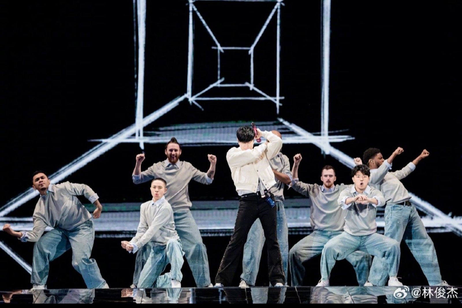 前一晚還在昆明！林俊傑啟德第2晚唱一半「三棲」天王突衝上台