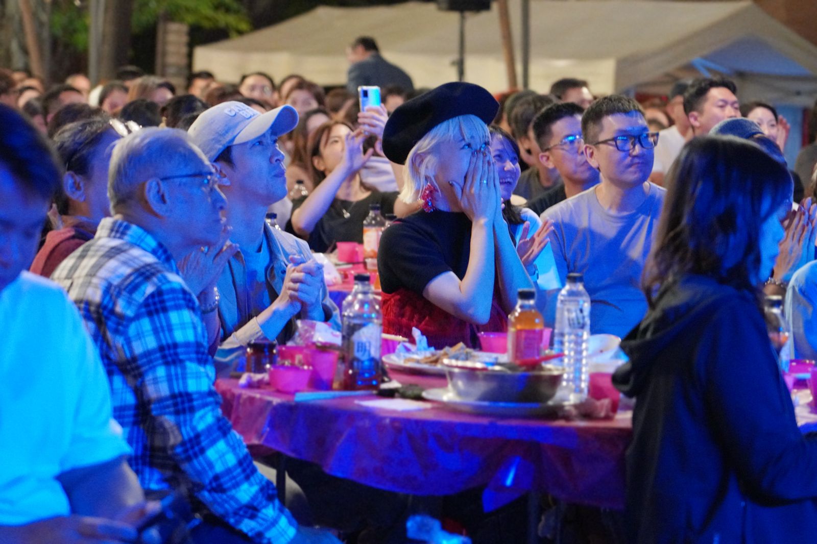 Lulu（右）與陳漢典帶家人看戲。金星文創提供