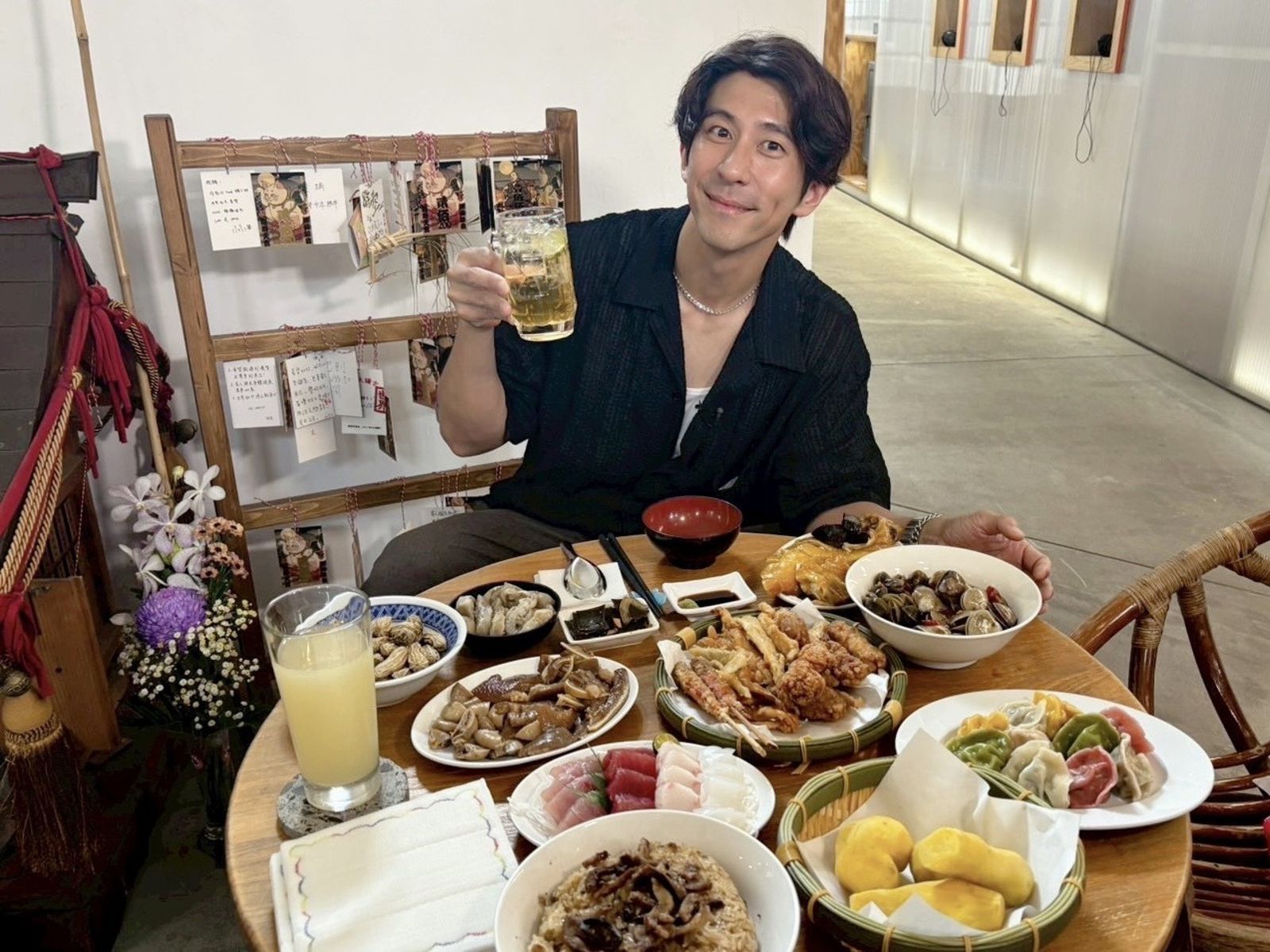 修杰楷帶《修TIME》觀眾到新富町市場體驗早酒文化。《修TIME》提供