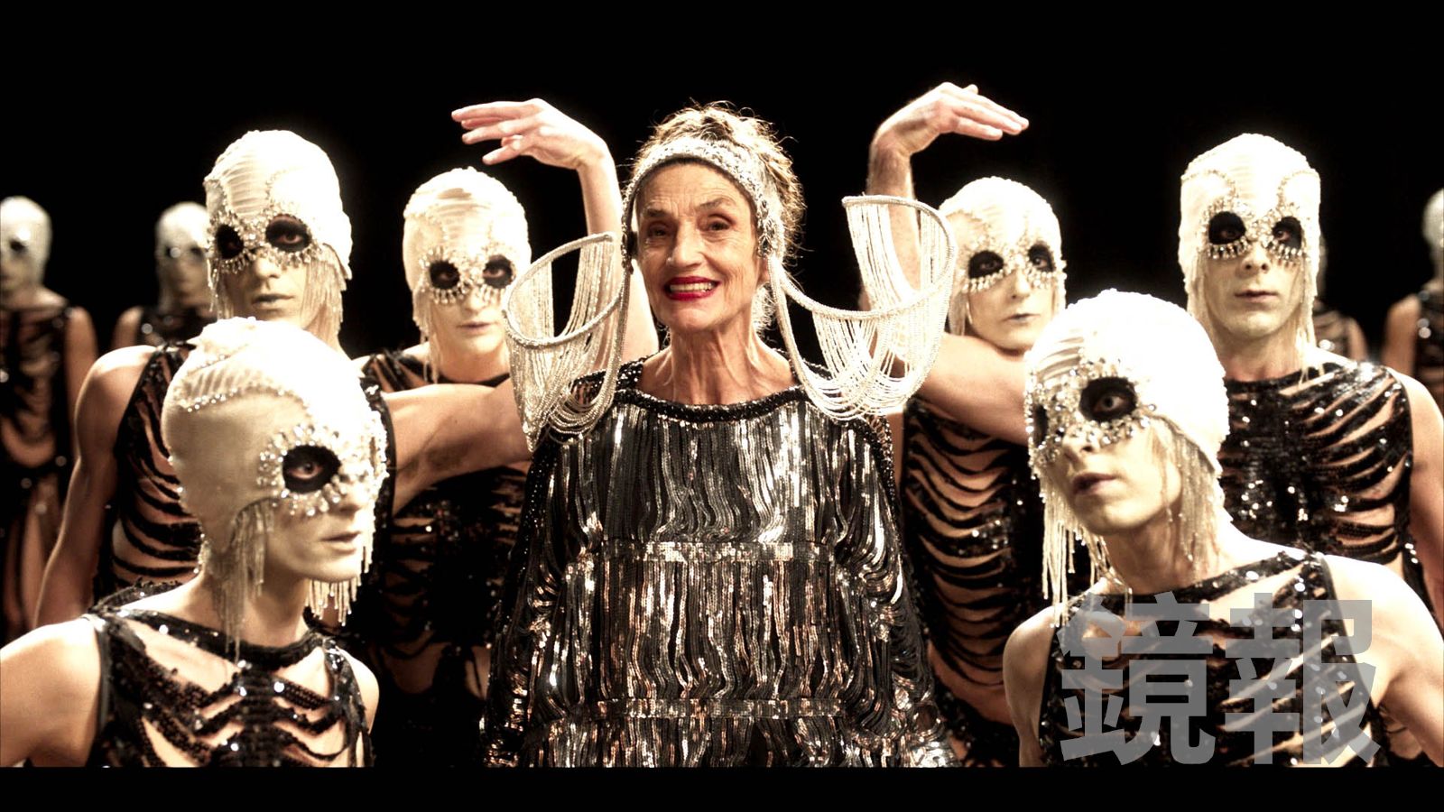 《他們將化作塵埃》西班牙女星安琪拉摩琳娜,從影超過50年,現已年過70歲的她,此次在片中仍親自下場演出多段華麗歌舞劇。天馬行空提供