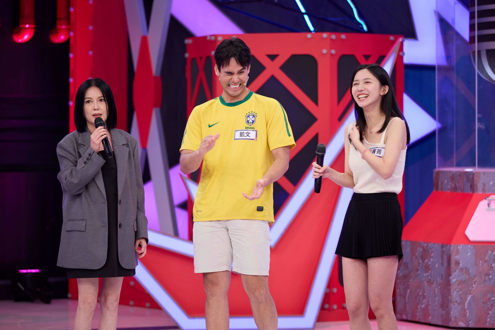 本週大來賓苗可麗(左起)選手凱文、張菁菁帶來精彩內容。公視台語台提供