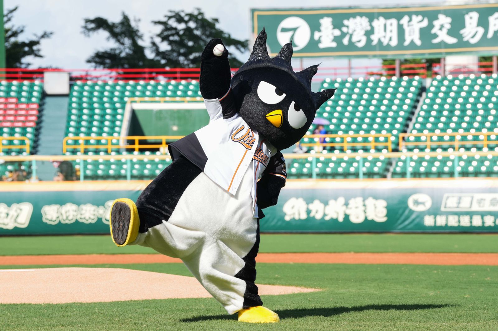 中職／統一獅×三麗鷗主題日登場Hello Kitty、酷企鵝同場應援