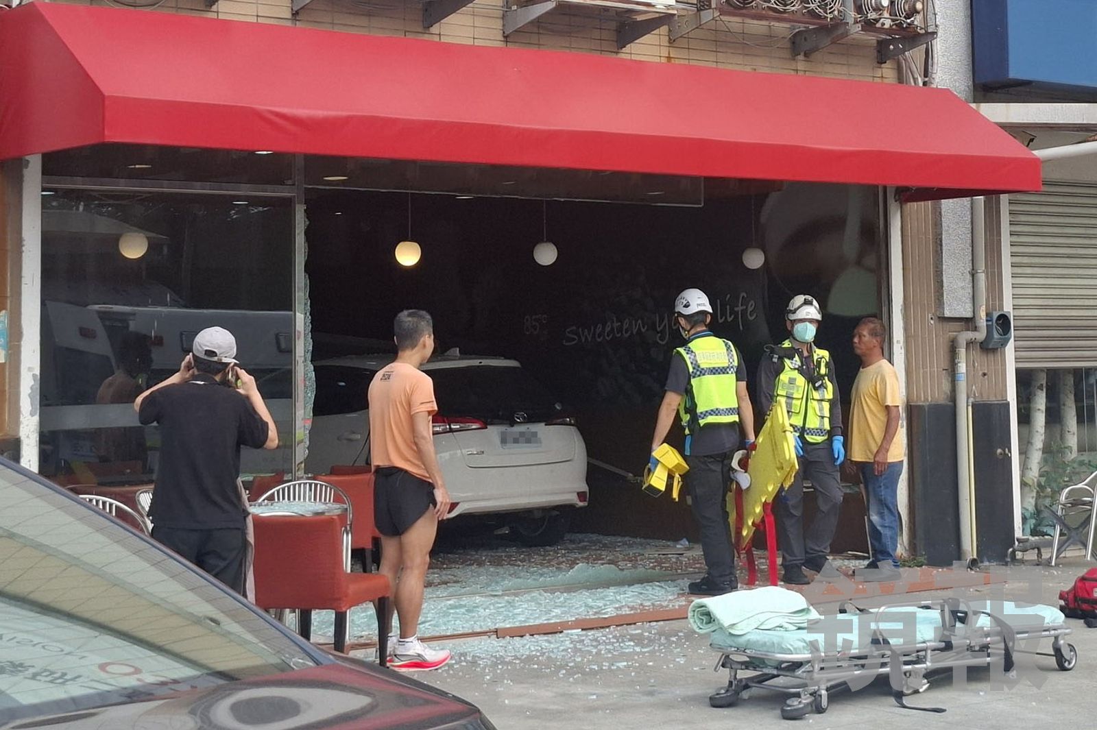 咖啡喝到一半「車直接撞進來」　轎車撞進連鎖咖啡店桌椅全毀　用餐客人送醫不治