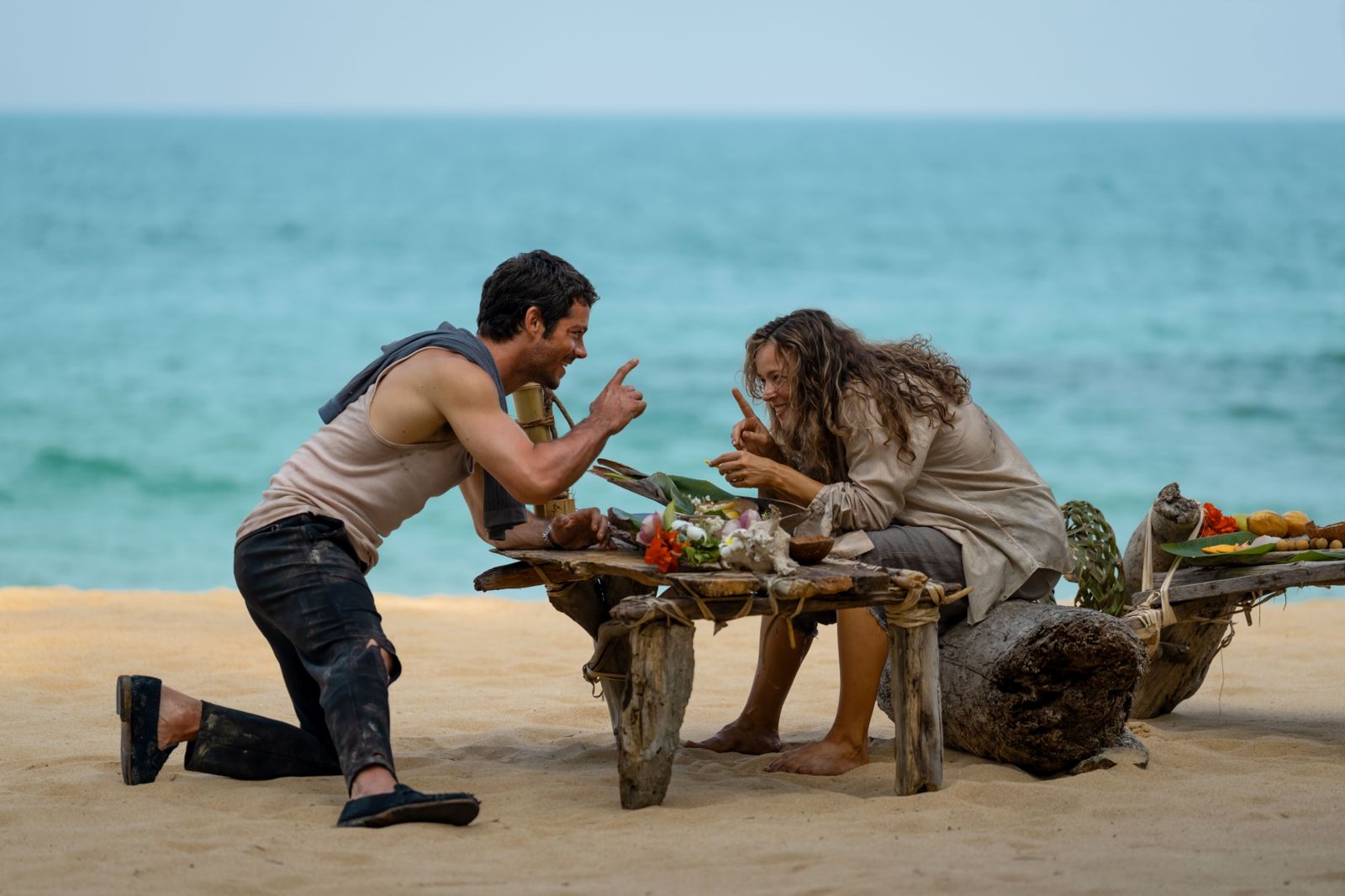 《移動迷宮》男星變身混蛋上司!荒島求生遭社畜反擊 合體偶像瑞秋麥亞當斯