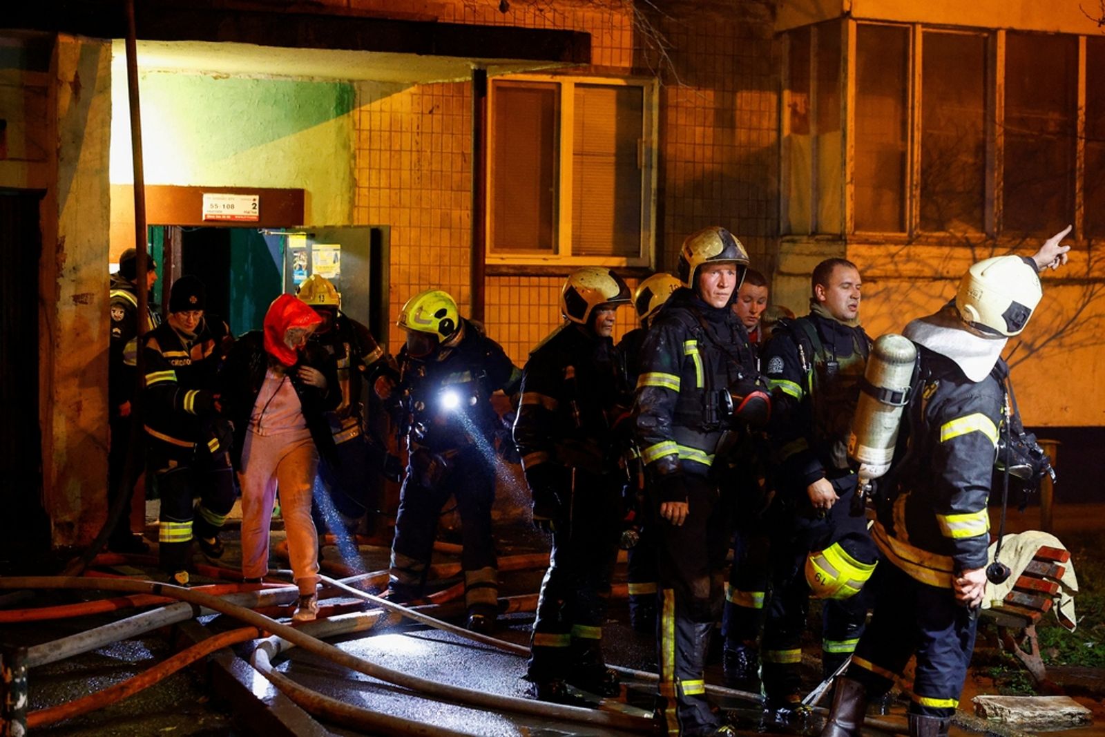 11月25日，烏克蘭基輔發生多起爆炸，一公寓被無人機擊中。圖／東方IC