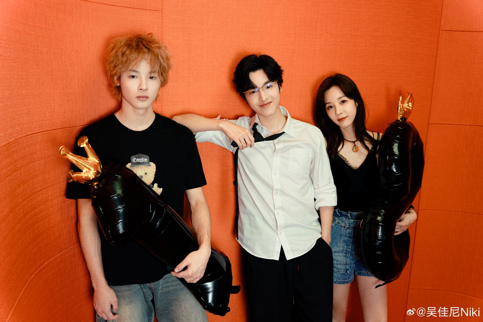 吳佳尼(右起)在社群平台曬出與大兒子馬世天、二兒子馬世心合照。翻攝吳佳尼微博