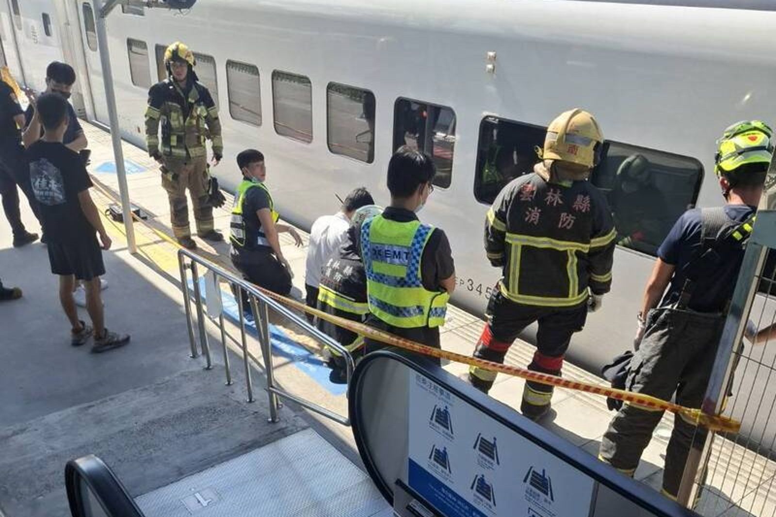 台鐵斗南車站發生旅客落軌死亡事故,男性旅客受困在列車車底,消防隊員展開救援。圖/民眾提供