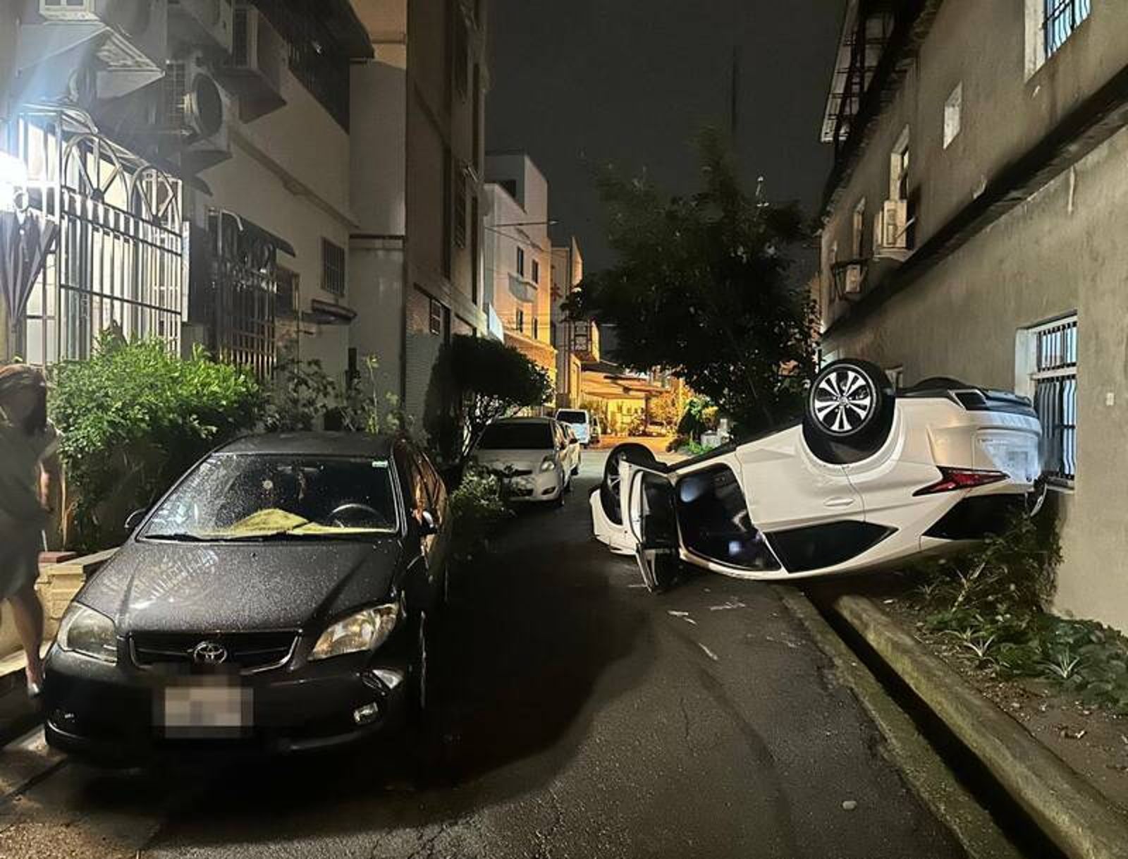 台中大雅男凌晨開車買宵夜失控翻車 轎車「倒掛」民宅牆上如電影場景