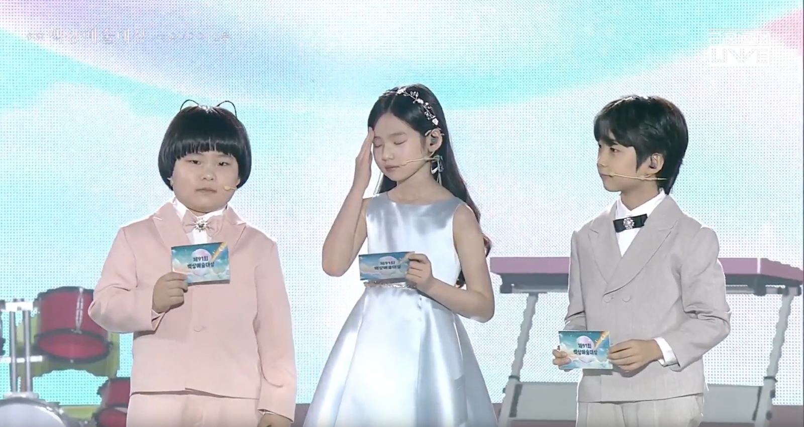 百想61／史上「最可愛放送事故」　小演員點名IU後「愣了17秒」