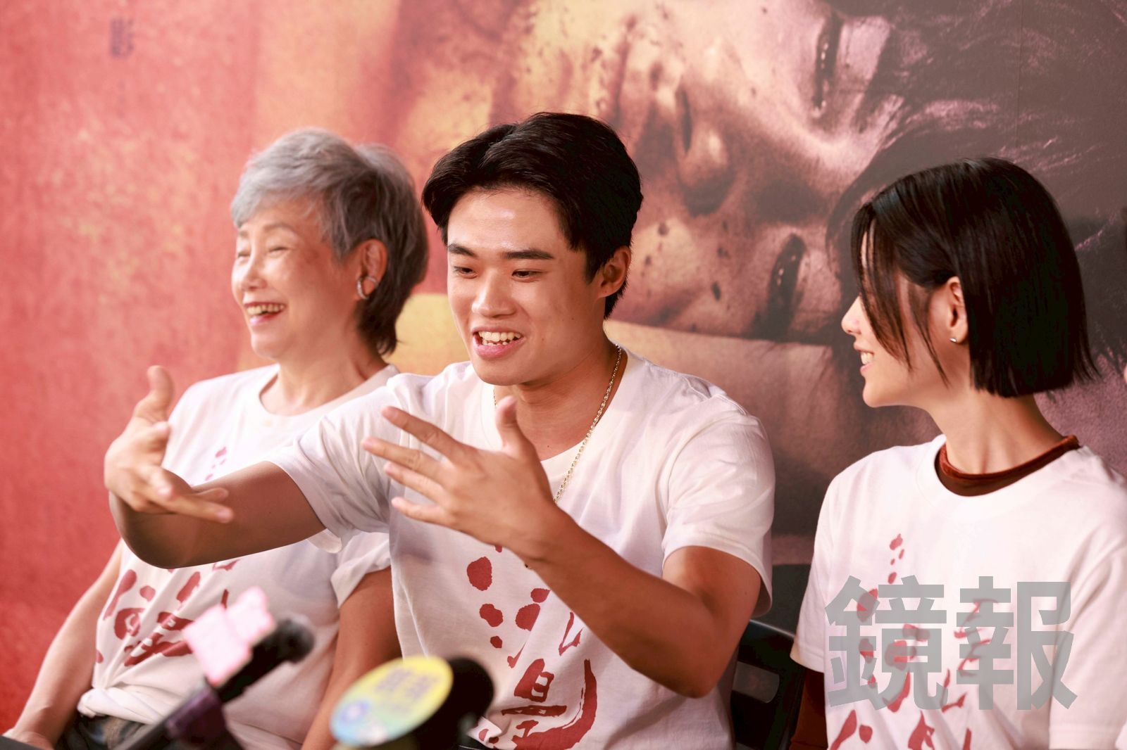 潘親御（中）在《河鰻》中飾演陳季霞（左）的孫子，撿到人魚柯泯薰（右）發展出一段奇幻故事。劉耀勻攝