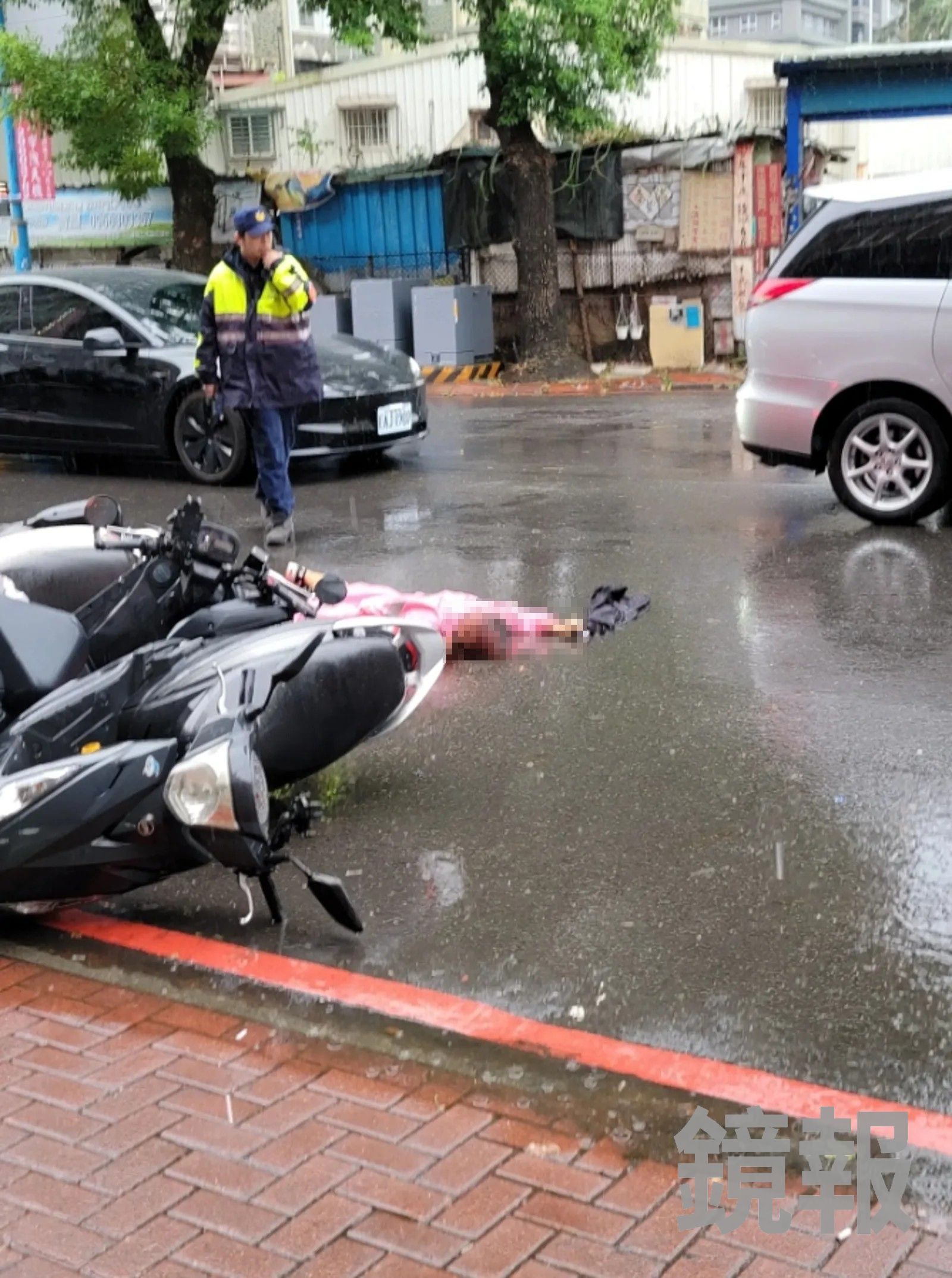 民眾拍到傷者遭砍後倒臥地上的情況。民眾提供