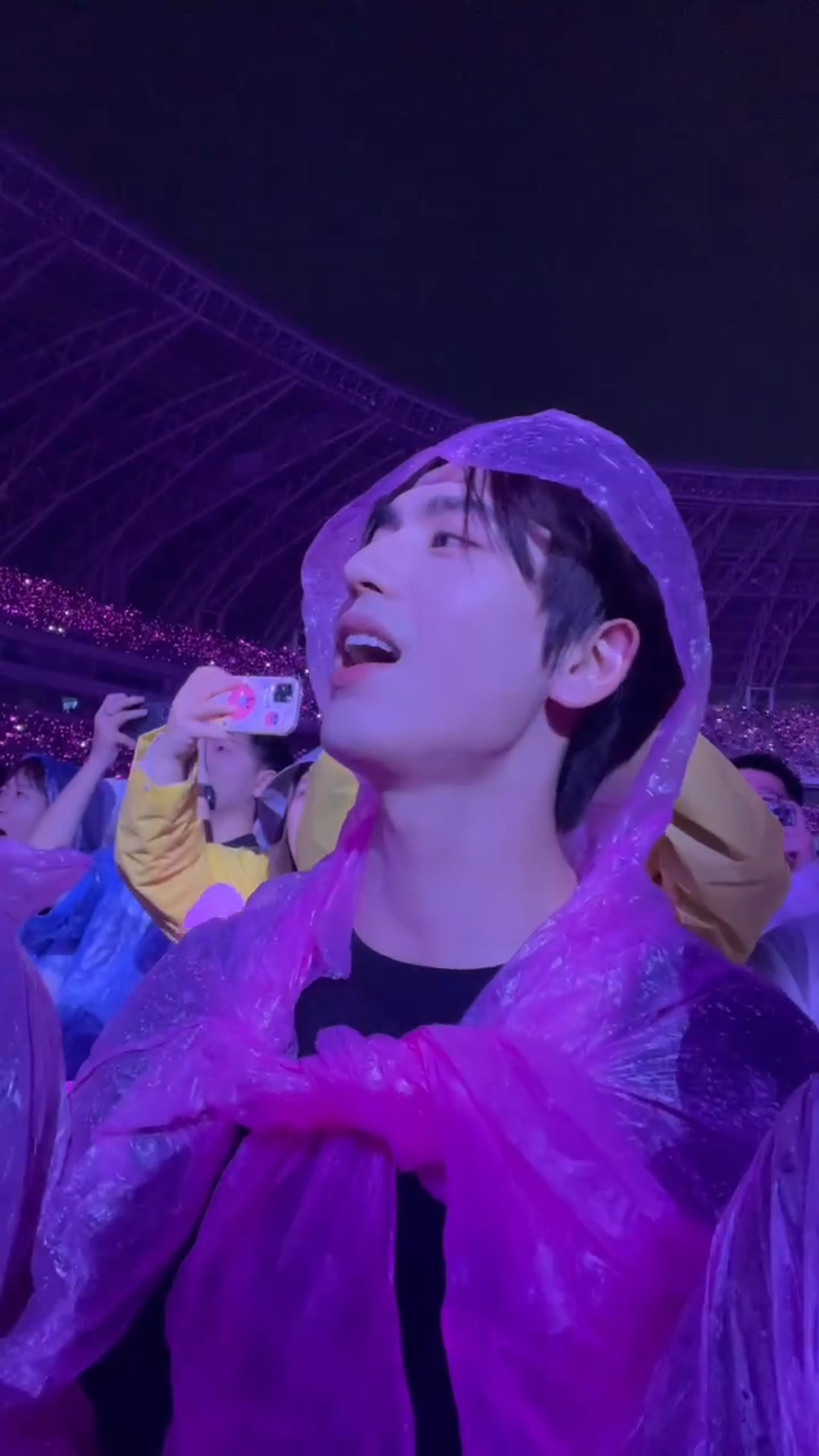 張凌赫看周杰倫演唱會，在雨中忘情跟唱。翻攝微博