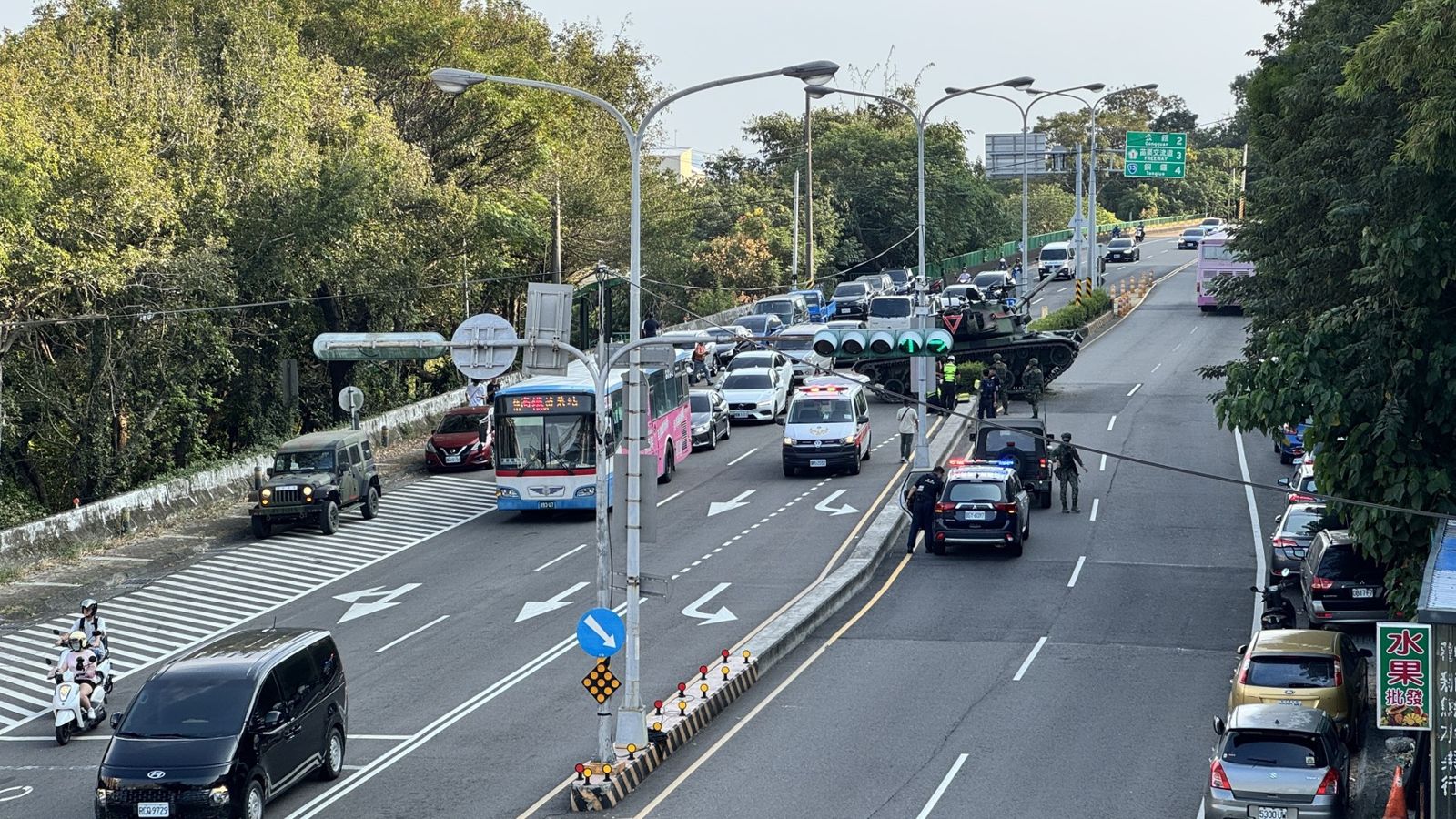 國軍M60A3坦克車失控開上中央分隔島，影響雙向車流，軍警派員到場進行疏導。圖／民眾提供