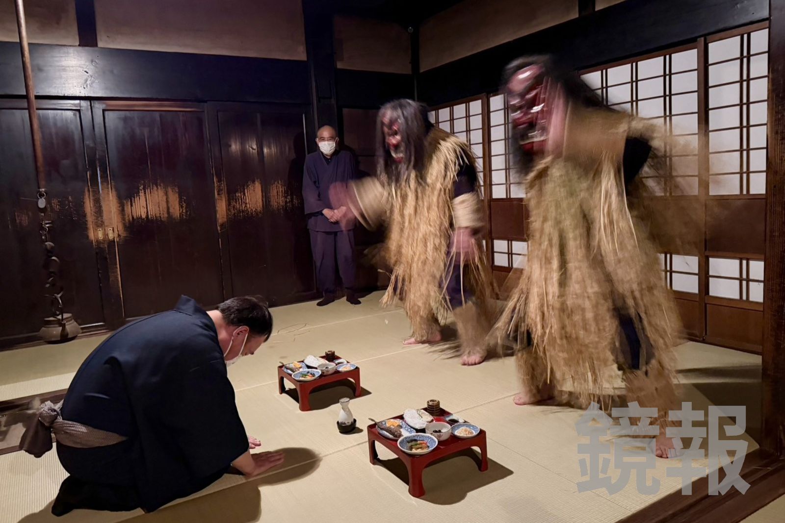 生剝鬼戴著魔鬼面具，又吼又跳，相當嚇人。