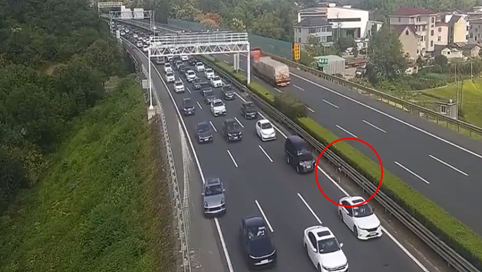 男孩高速上獨自狂奔！竟是母讓他「下車到路邊尿尿」險走失…網轟：怎麼當媽的？