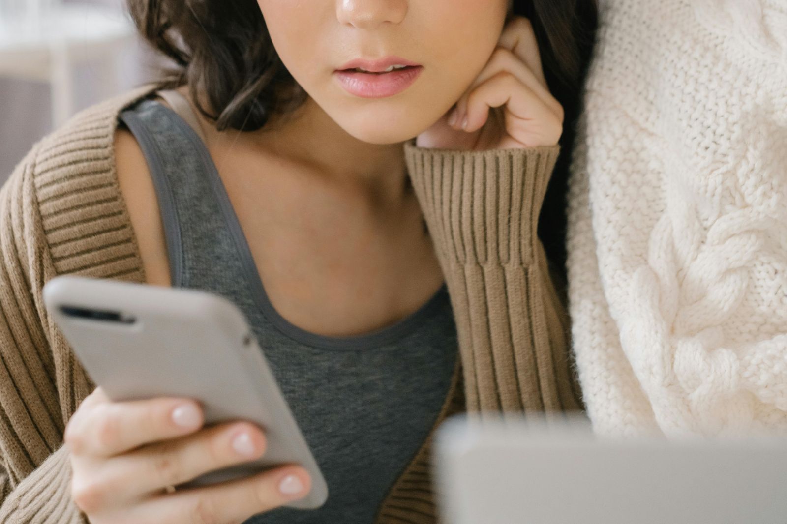 人妻抓包曖昧對話+摩鐵邀約！　法官不信人夫小三「只是開玩笑」…判賠結果出爐