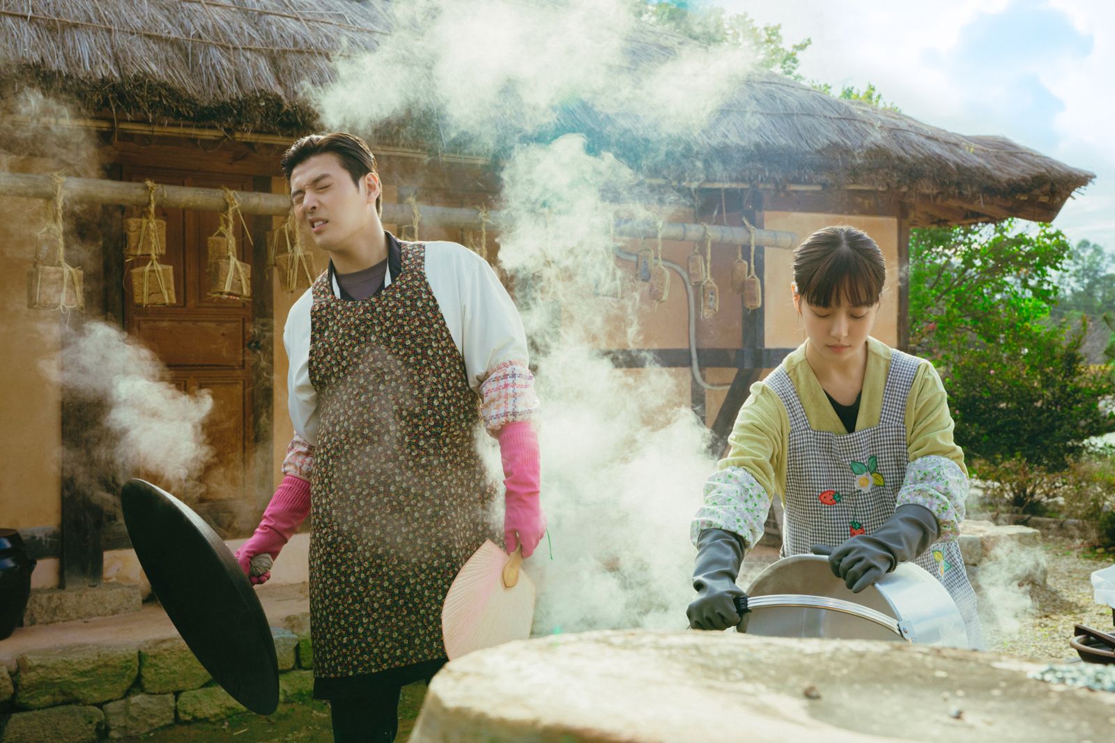 高旻示（右）與姜河那主演的韓劇《你的味道》正在熱播。 Netflix提供