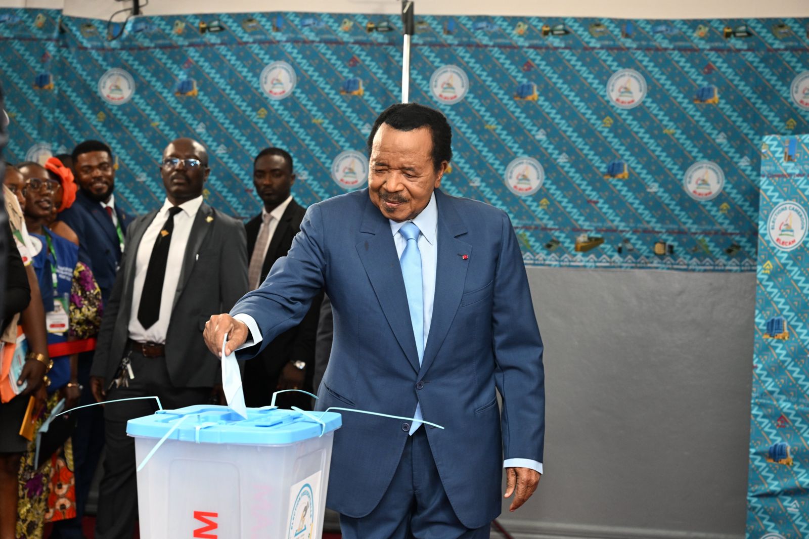 保羅.比亞(Paul Biya)12日完成投票,並鼓勵選民旅行公民義務。X@PRC_Cellcom