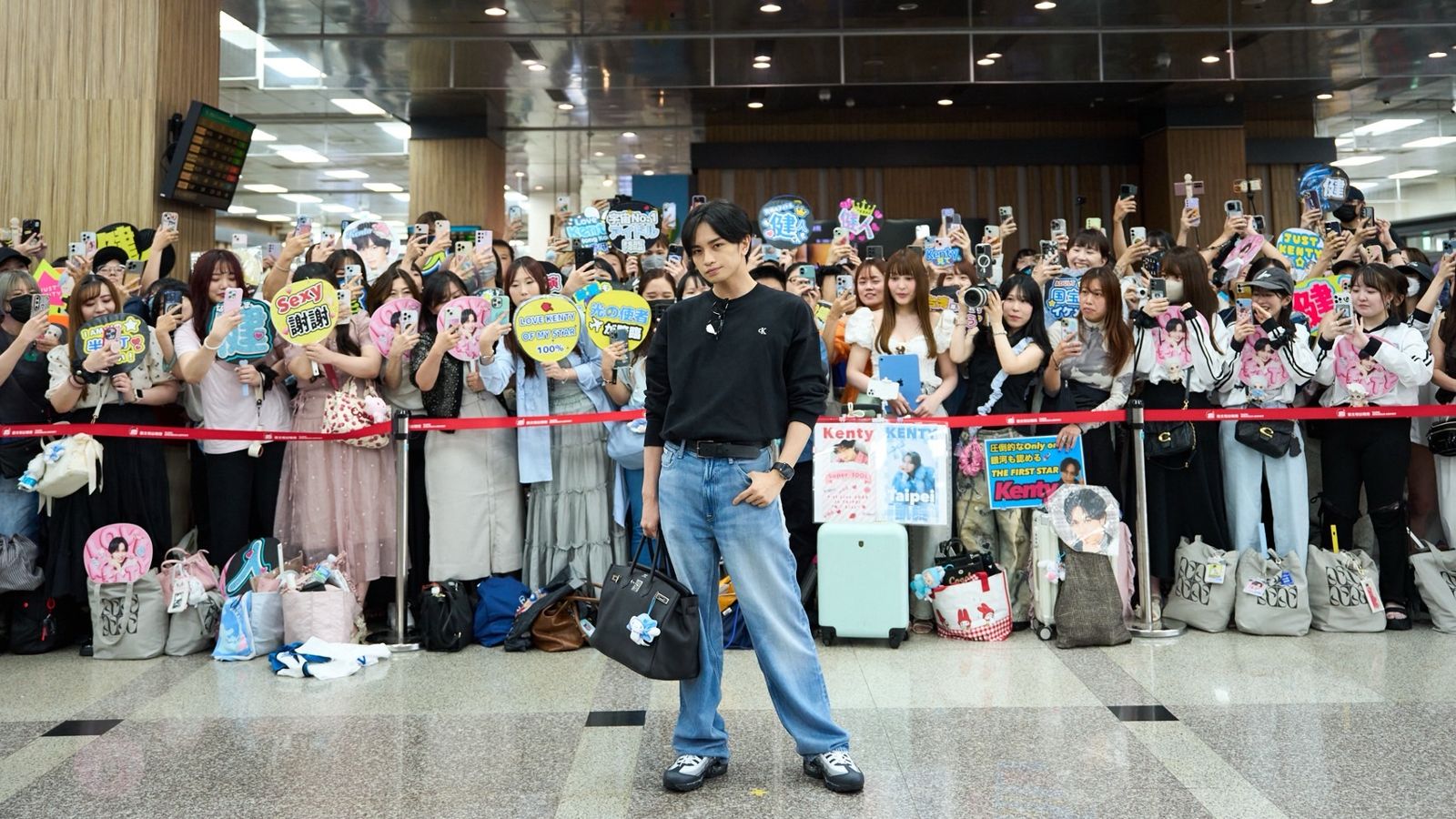 中島健人閃耀抵台！松山機場500粉絲尖叫包圍　招牌撩妹手勢電暈全場