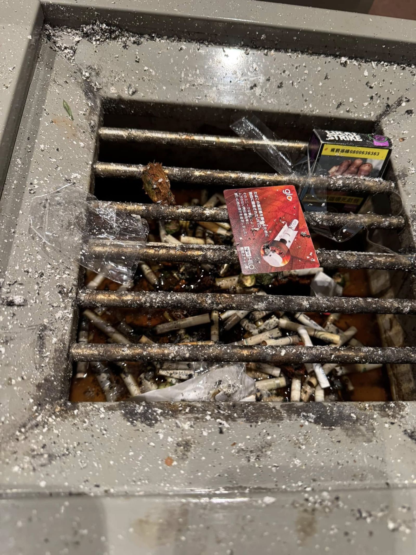 有網友在那霸機場拍到遭亂丟的檳榔袋,引起不少討論。圖/翻攝自爆料公社FB