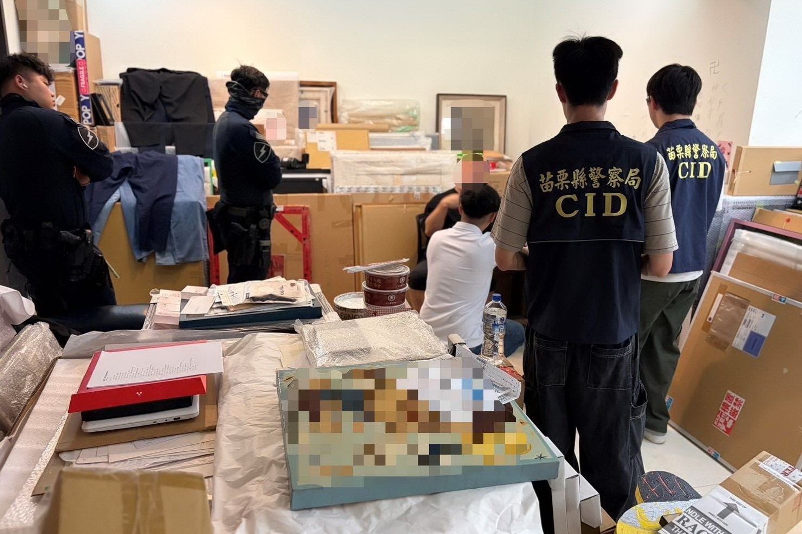警方在金男台北市住處查獲84件畫作，價值初估好幾千萬元，全都是詐騙韓國籍同鄉藝術家取得。民眾提供