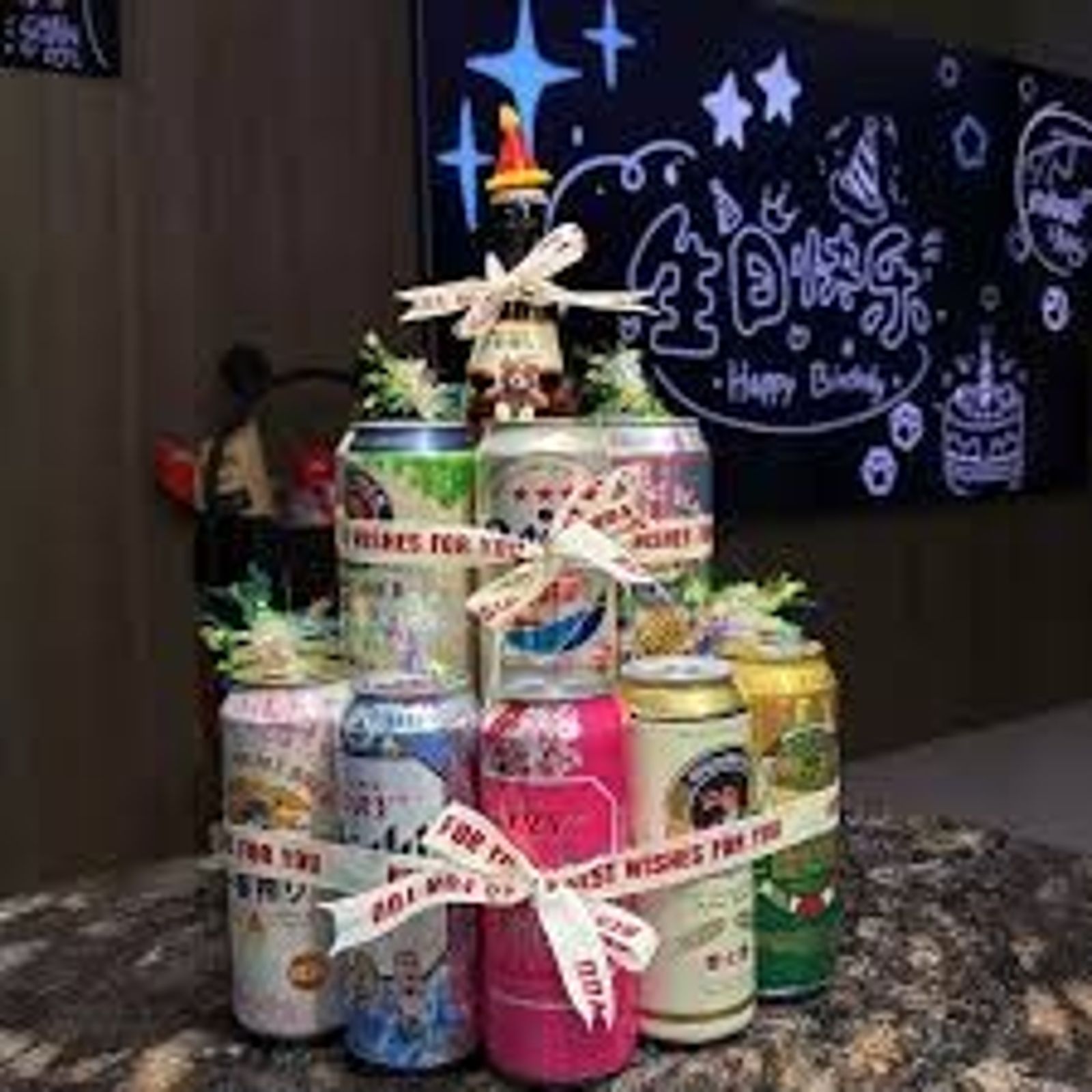 有網友製作並網拍「啤酒罐頭塔」遭罰11萬元。示意畫面。圖／翻攝淘寶