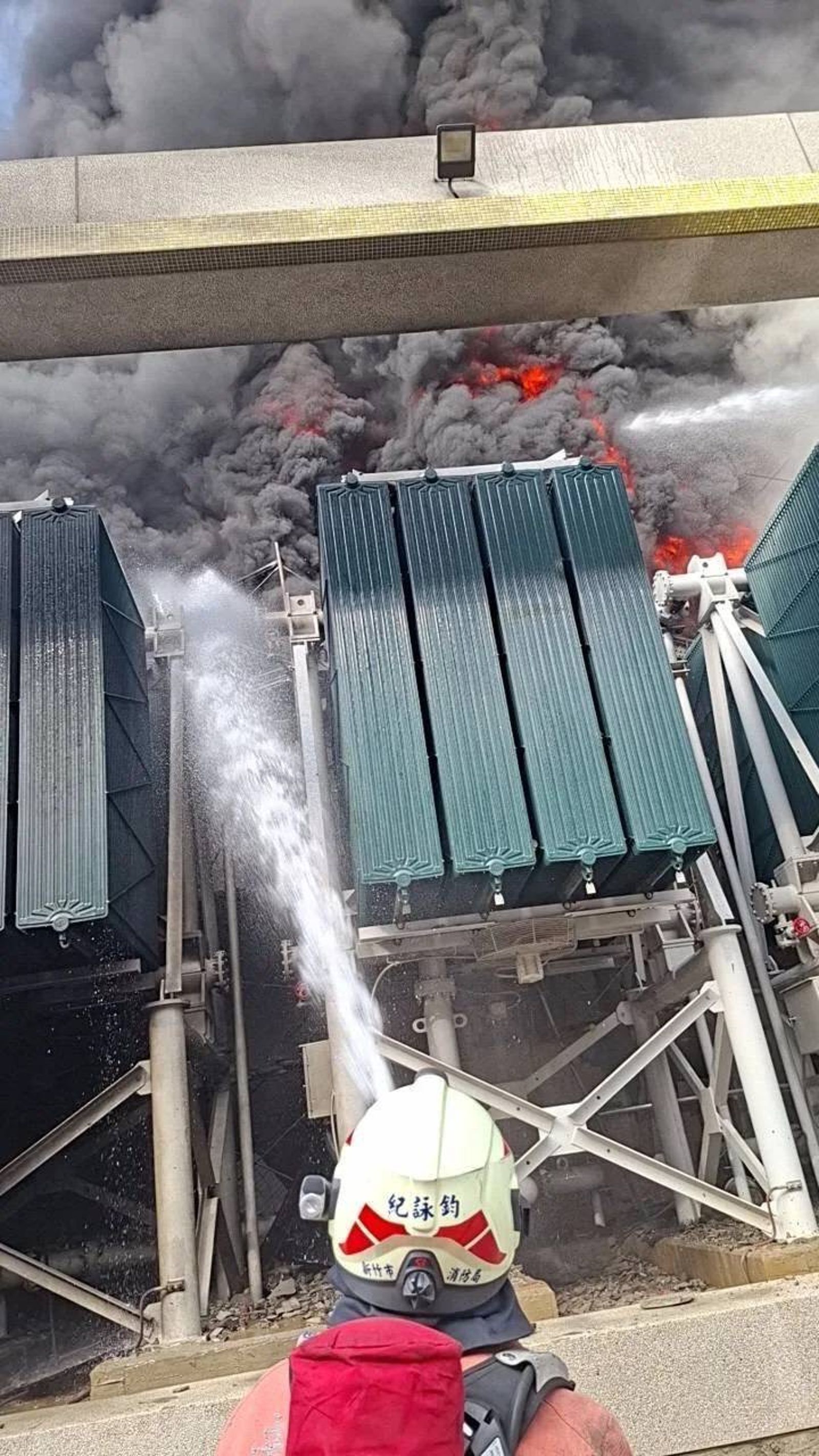 消防員獲報到場立刻進行灑水灌救。翻攝畫面