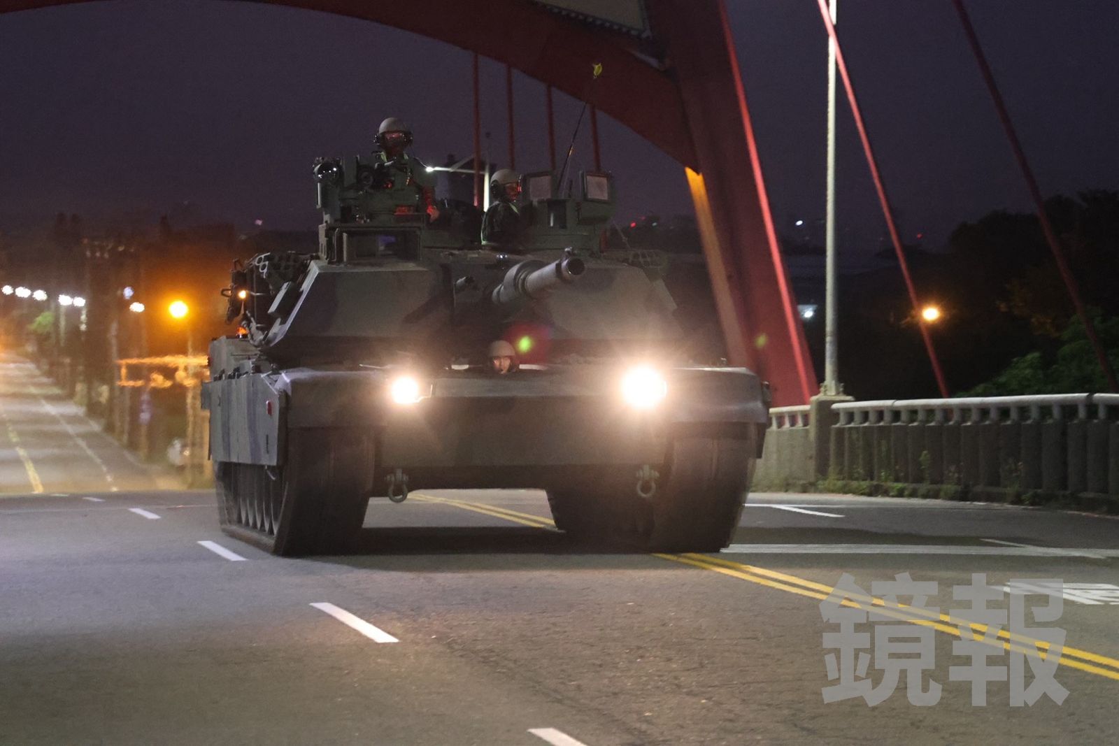 拂曉出擊!M1A2T戰備偵巡機動過橋 試圖破除「過重」疑慮