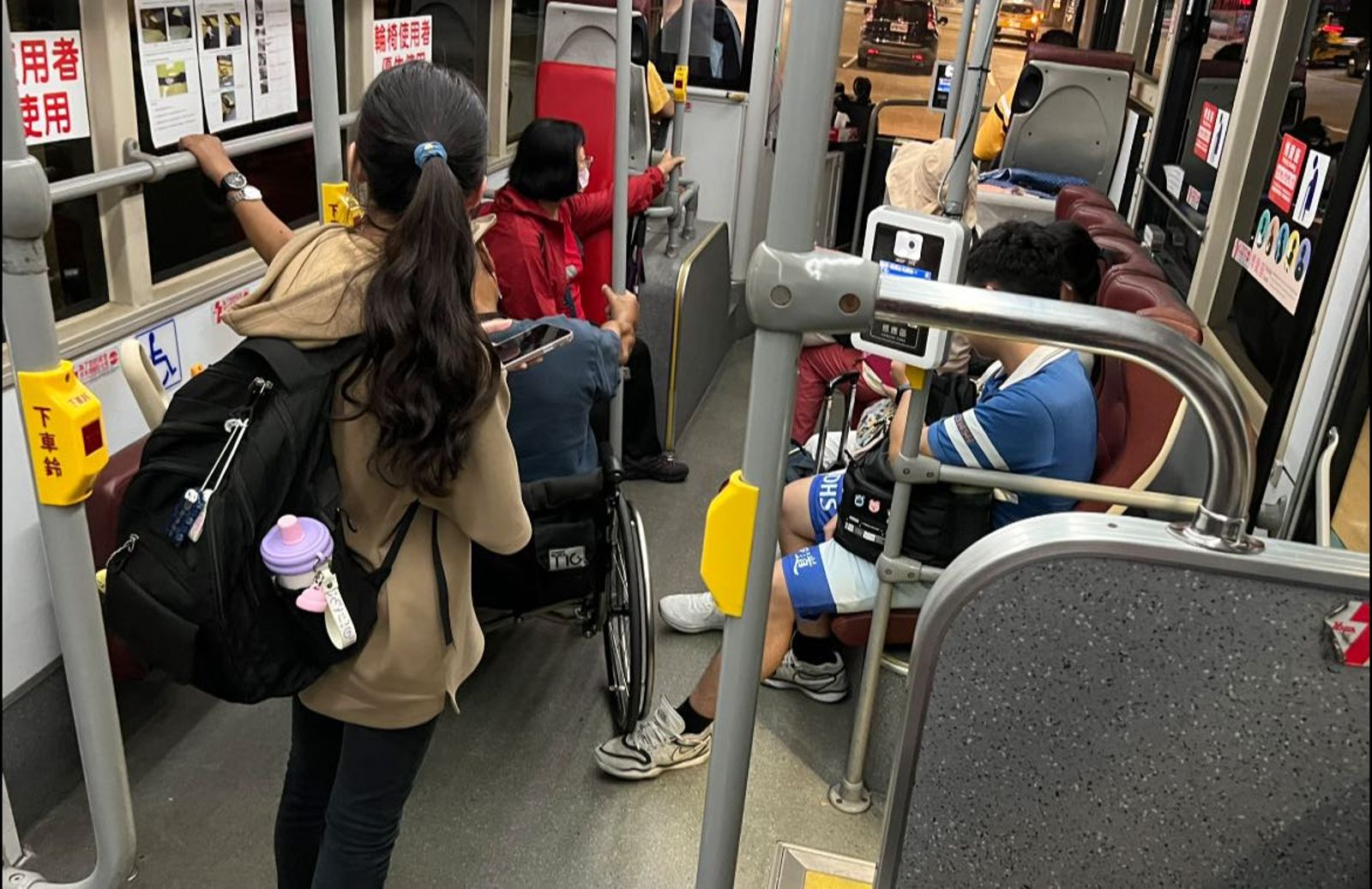 台灣最美風景!搭公車「舉腳之勞」護輪椅翁感動9萬人 男學生羞喊:沒什麼啦