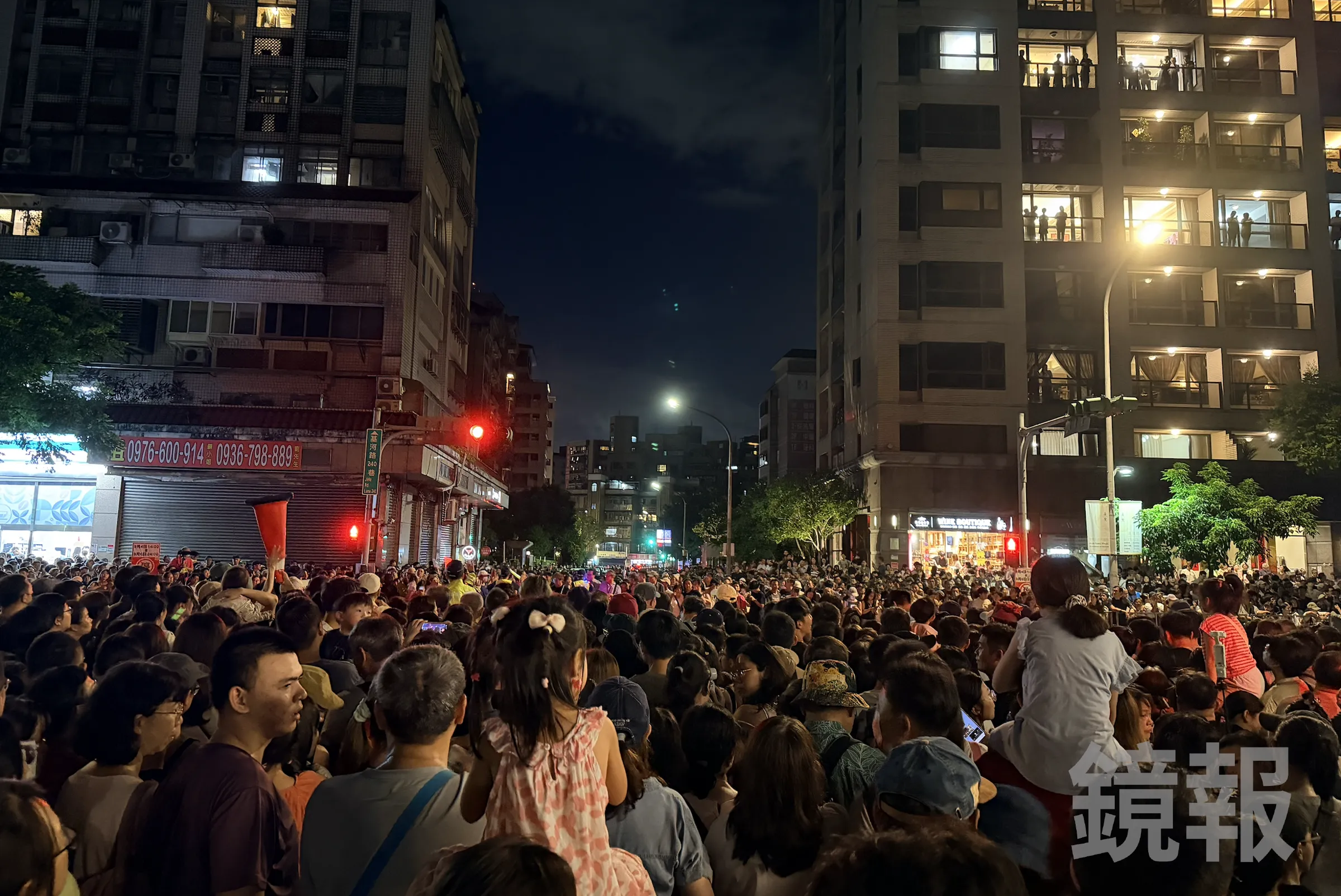 「大象來了」吸引超過10萬人上街,不過動線沒有規劃,引發民怨。攝影陳琮文