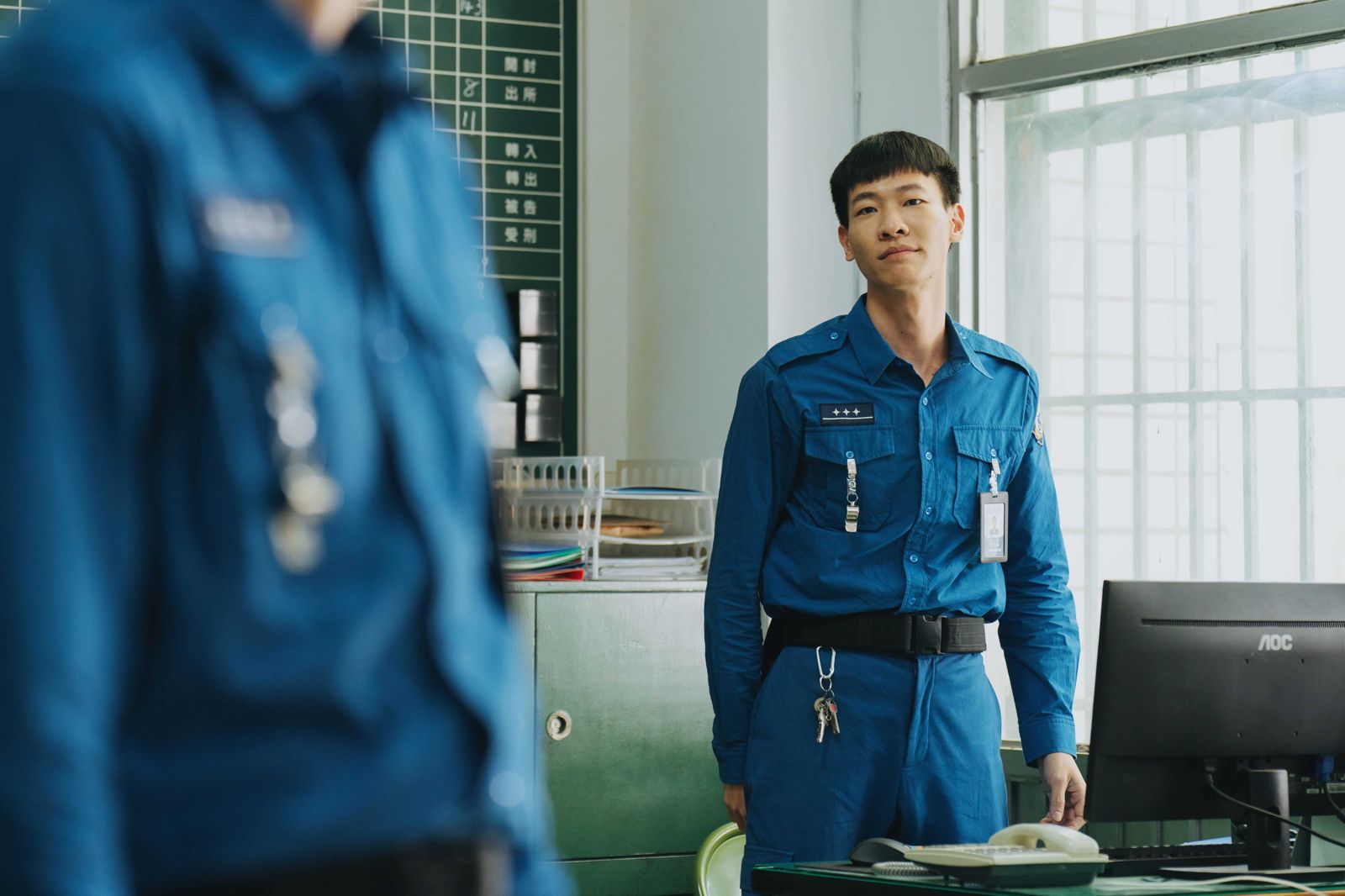 李國強在影集《監所男子囚生記》中化身懶散卻可愛的獄警。愛奇藝國際版、壹壹影業提供