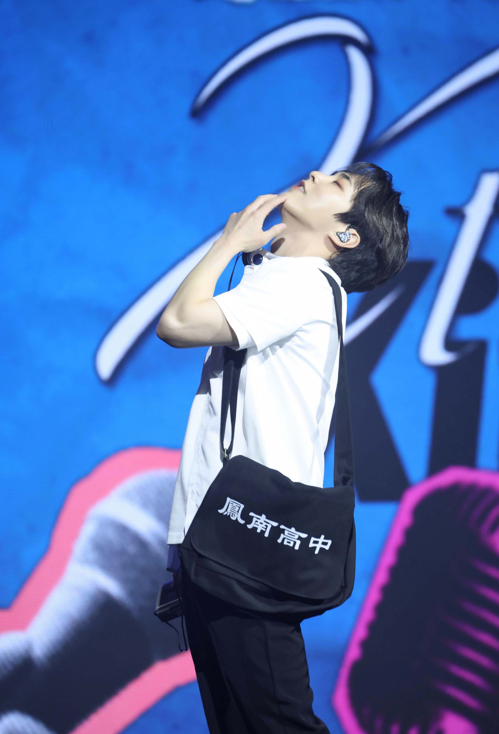 XIUMIN穿著高中制服對粉絲告白。藝尚提供