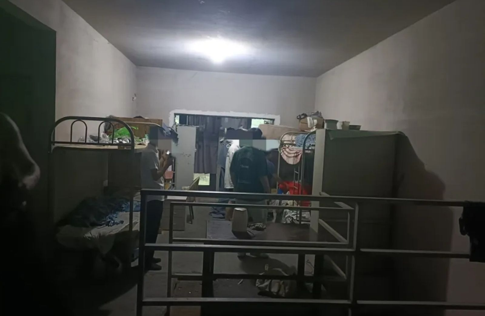 保全們所住的宿舍沒有冷氣，居住環境頗差。圖／翻攝自微博／極目新聞