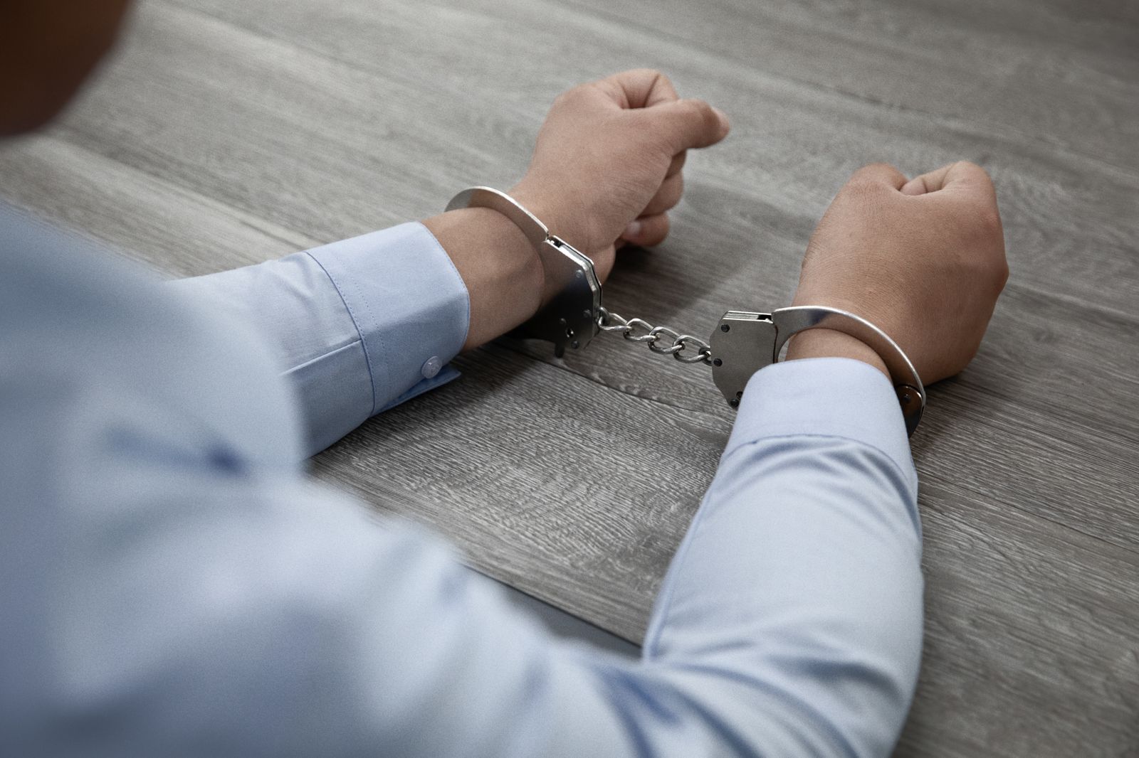 看不慣工作態度...他開會突遭主管「持刀砍頭」!同事全程目擊