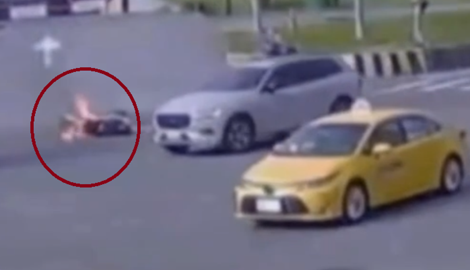 汐止上班尖峰驚悚火燒車!女騎士遭壓車底全身起火 警、義交衝火場搶命畫面曝光