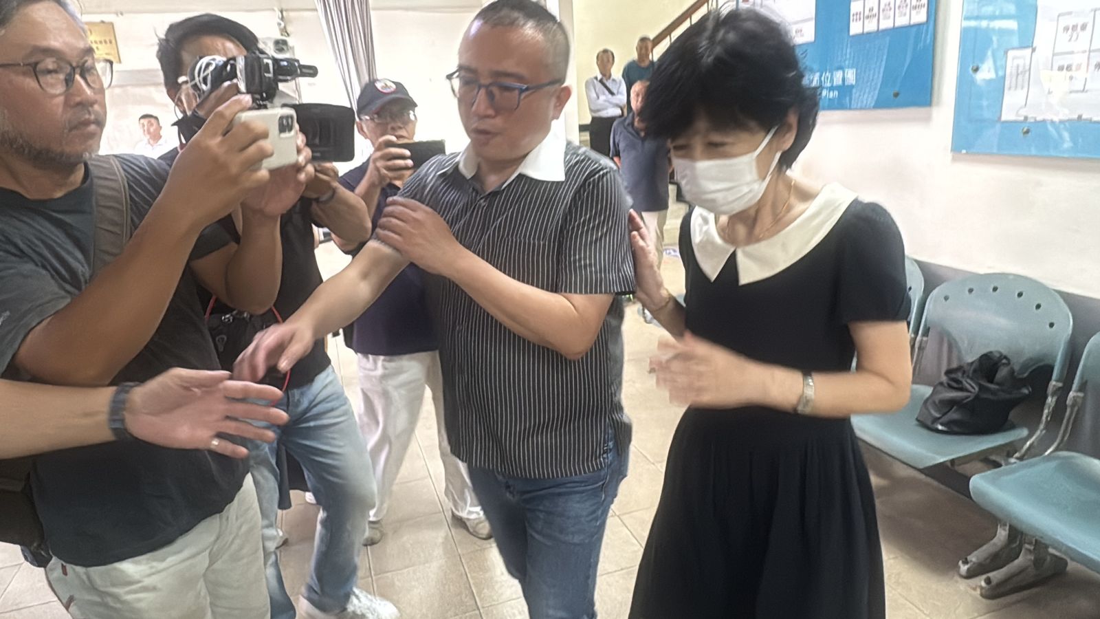 昨稱「該跳樓的是陳佩琪」語驚四座　陳佩琪今早現身高雄殯儀館悼彭妻