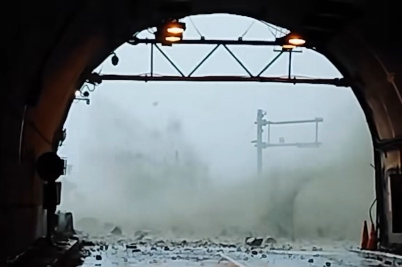 超恐怖！花蓮豪雨＋土石流轟炸　民眾躲隧道避難尖叫不斷