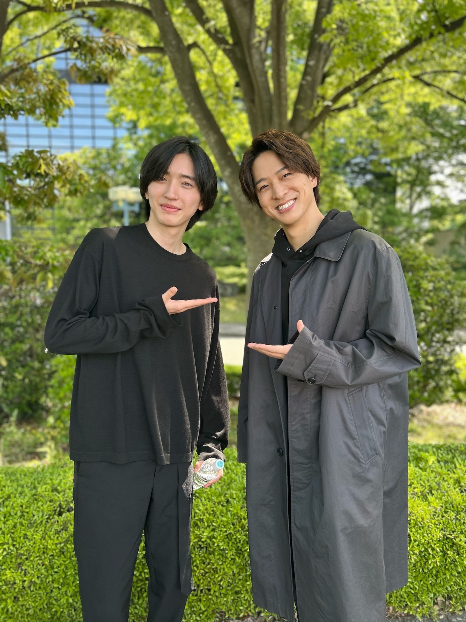 寺西拓人（右）在完結篇神祕登場，戲外與道枝駿佑合照。翻攝X@caster_tbs
