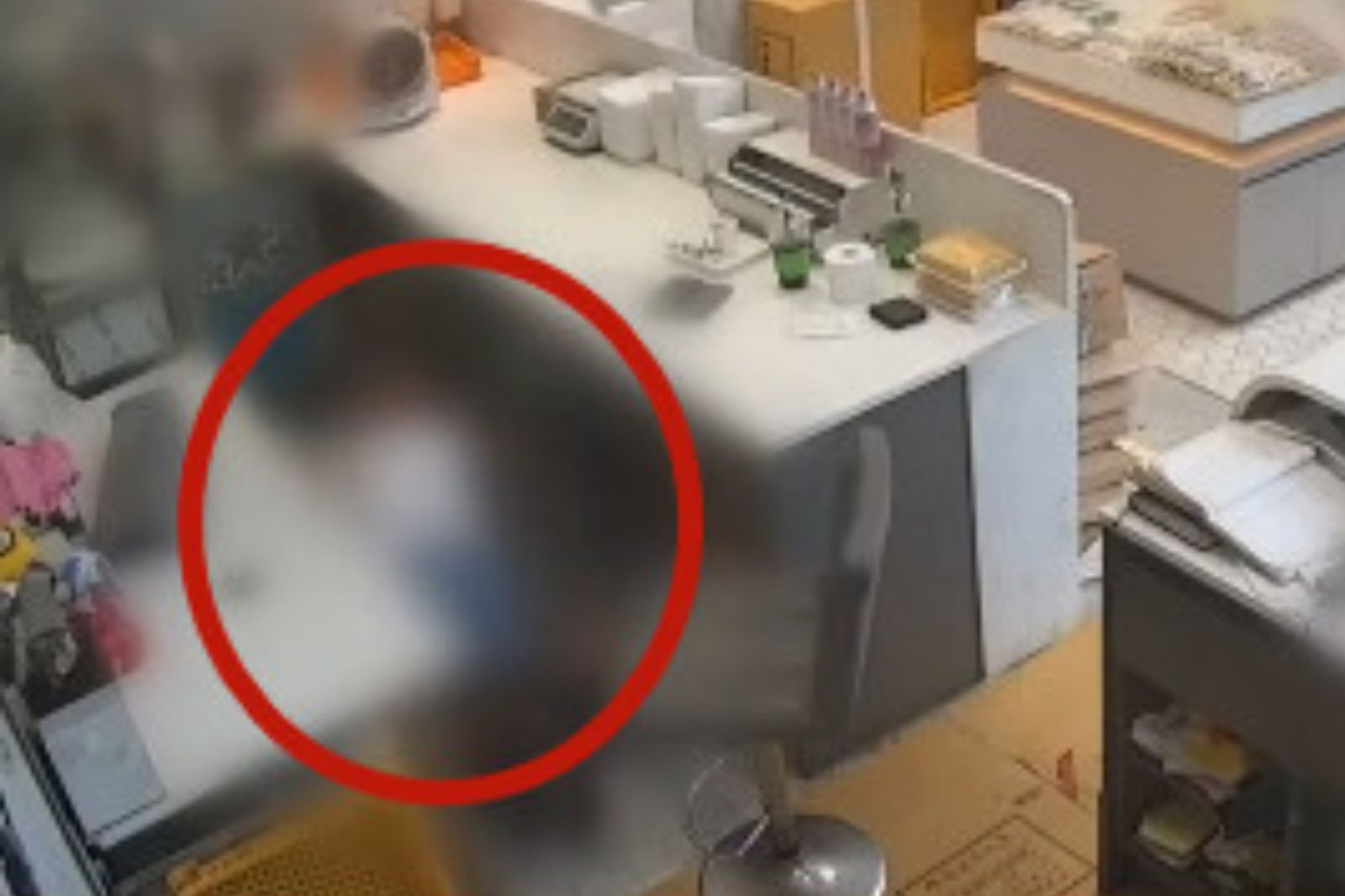 櫃台下當床?女員工「跨坐男友腿爽交纏」監控全都錄 被逮竟囂張嗆7字...老闆崩潰頂讓