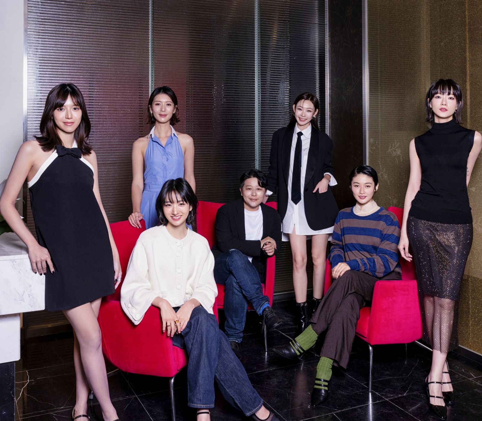 電影《女孩不平凡》演員陳孟琪（左起）、許恩怡、余香凝、徐欣羨、劉漪琳、鄧濤、廖子妤齊聚釜山影展 。@cine_21 提供