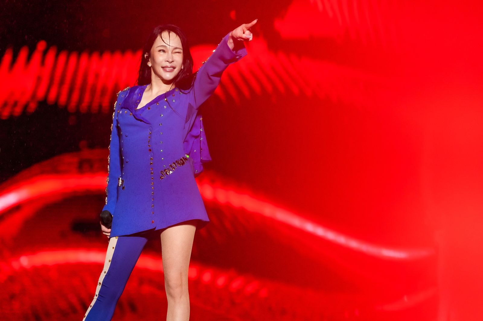 溫嵐勁歌熱舞掀起晚會新一波高潮。TVBS提供