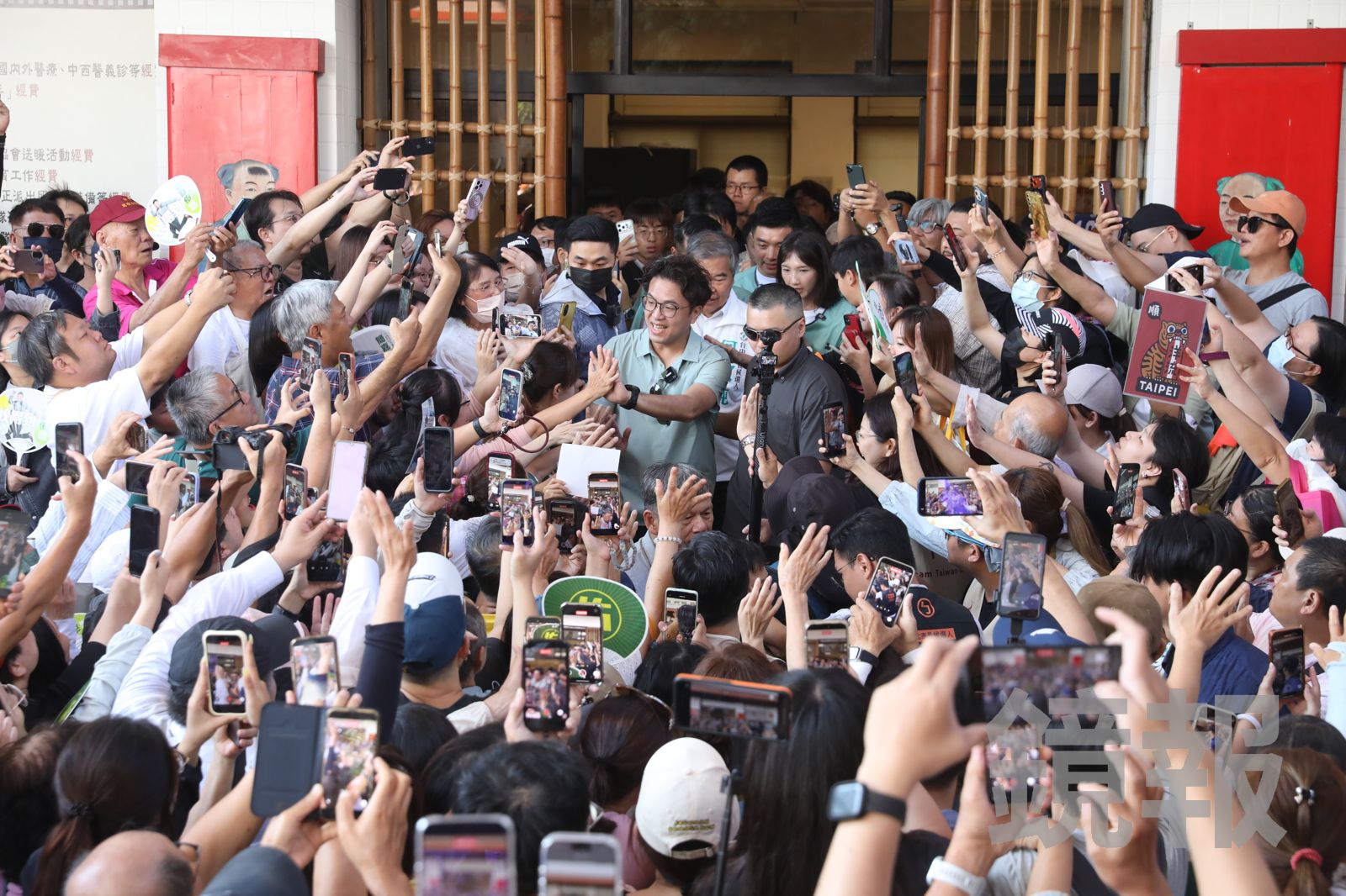 民進黨台北市長參選人沈伯洋現身元保宮,吸引大批群眾歡呼。圖/攝影林煒凱