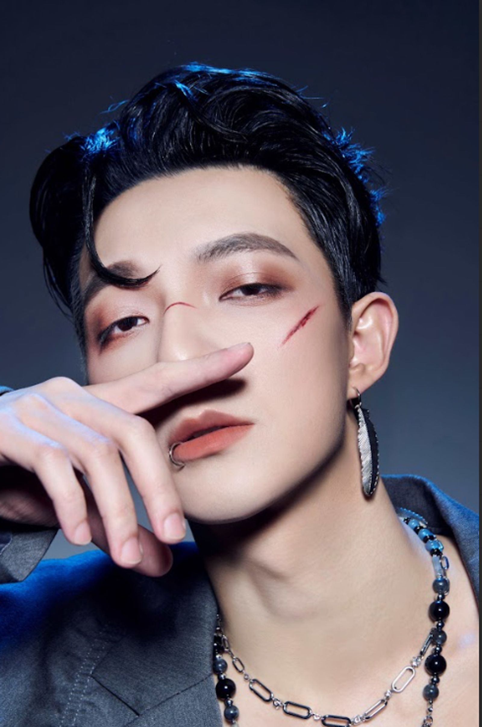 陳竟飛新歌造型臉上帶有傷痕。小馬鈴薯娛樂製作提供