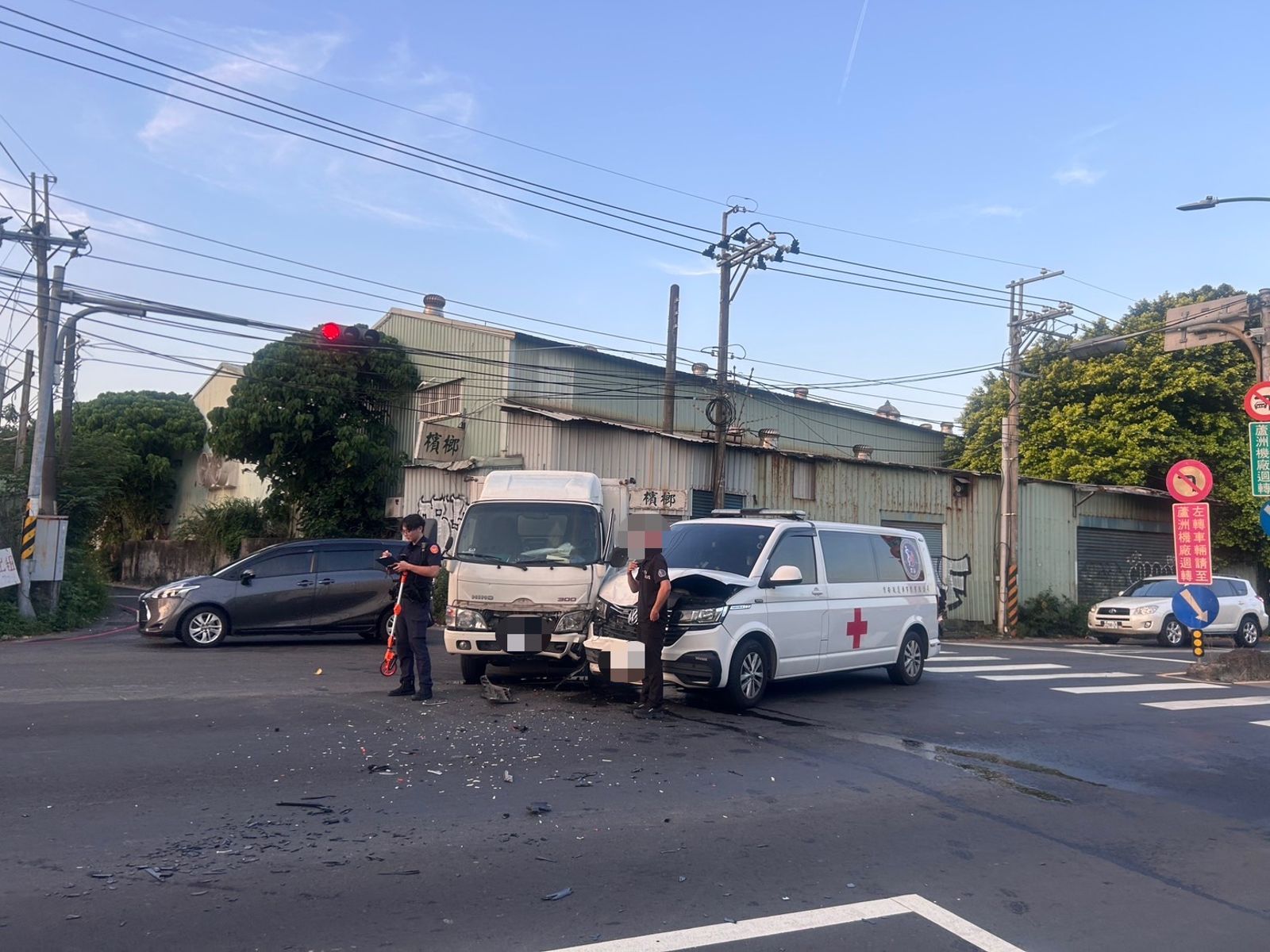 救護車載病患急出勤!鳴笛過路口撞小貨車 清晨車禍畫面曝