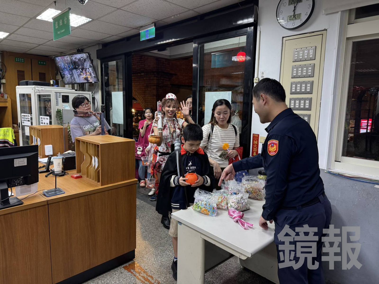 萌翻天!「小鬼」包圍派出所搗蛋 波麗士大人束手無策