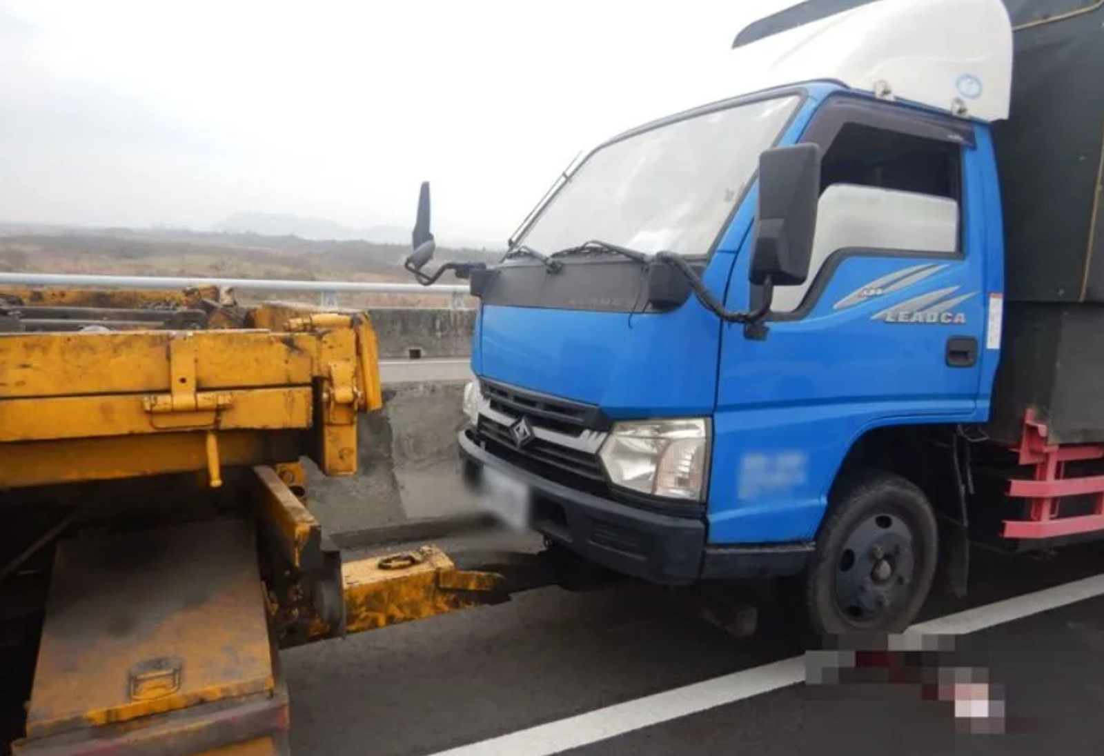 台61線西濱救援變奪命現場 拖吊車司機遭轎車撞飛、頭骨碎裂 肇事車逃逸