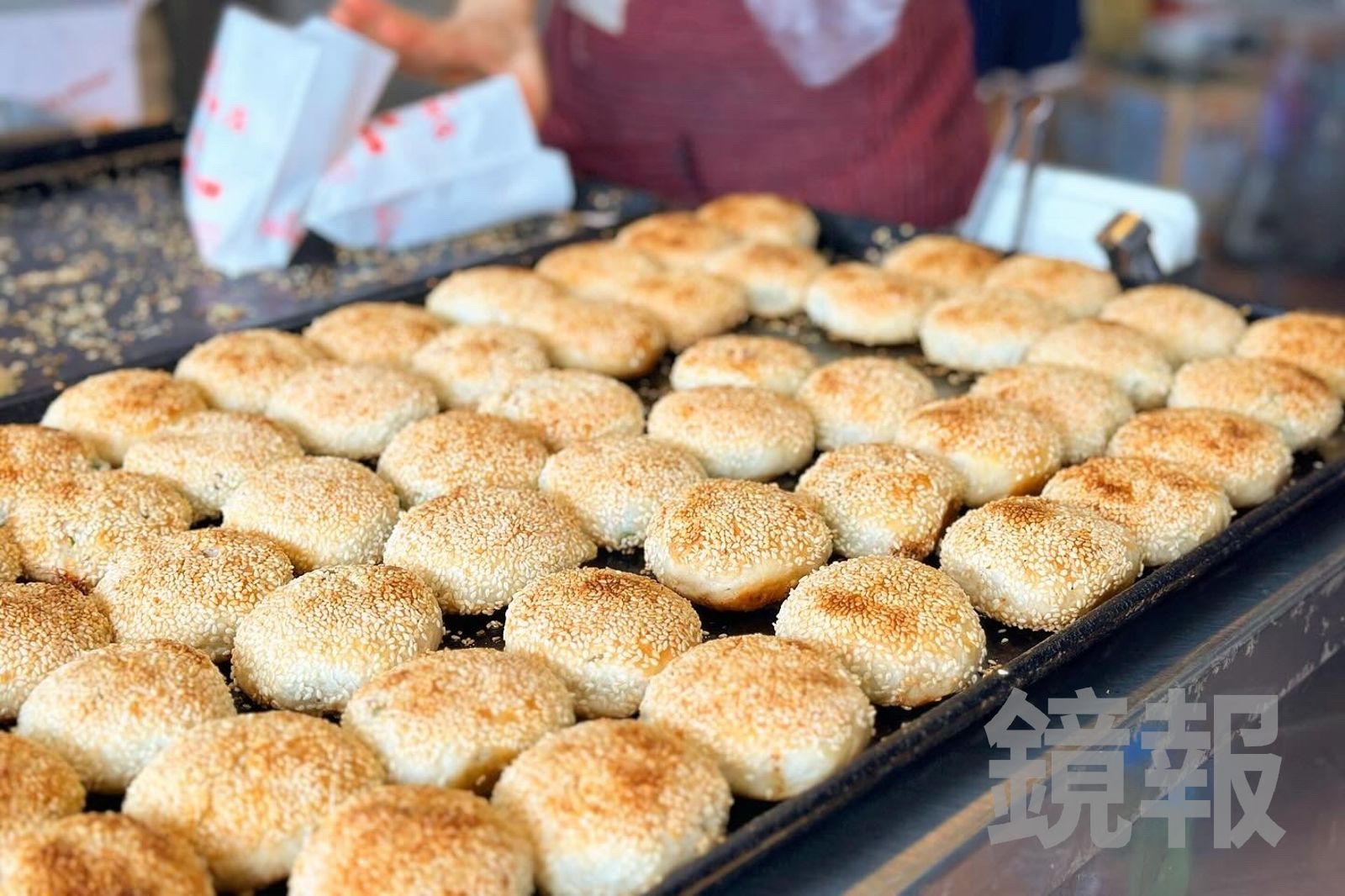 萬華「萬大碳烤燒餅店」只賣蟹殼黃就排爆！鹽蔥餡香氣炸裂、客人整盒掃光