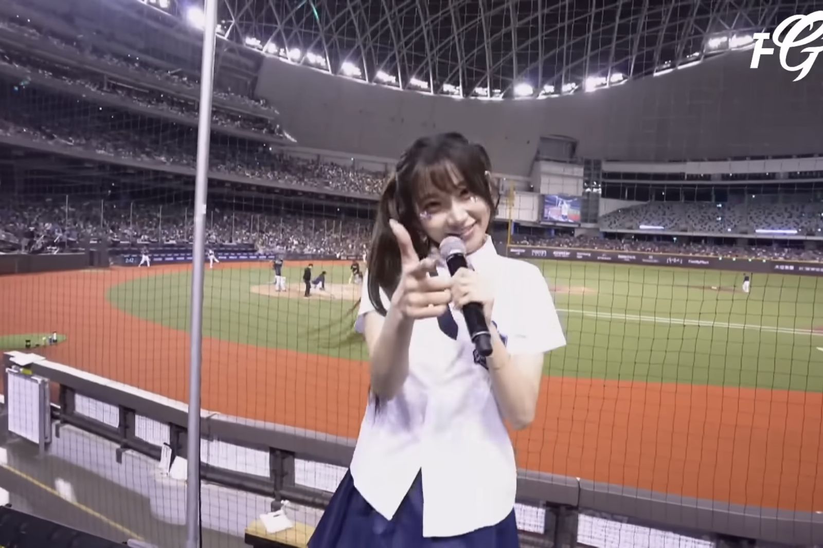 學生制服＋中文Rap！李珠珢甜唱〈青春修煉手冊〉驚豔球場上萬人