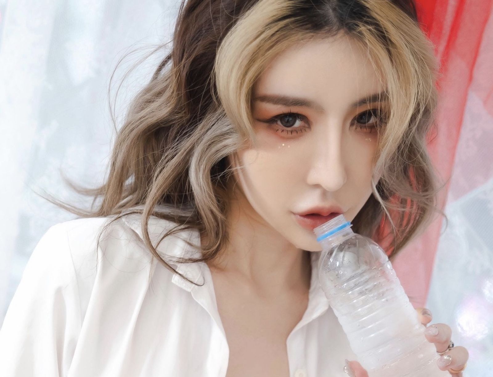 雪碧家中跌倒腦震盪!全身多處瘀青伴隨嘔吐 竟是因抽脂補胸導致「上重下輕」