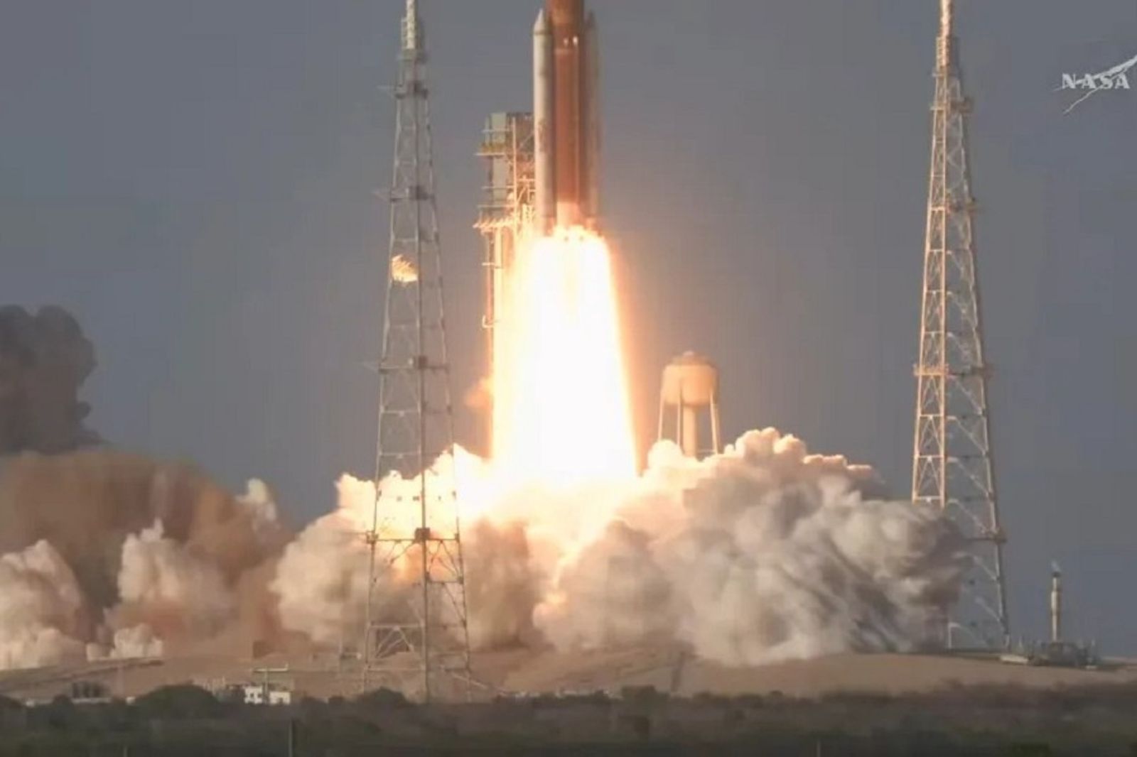 睽違53年載人繞月球！NASA阿提米絲火箭升空　將創人類離地最遠飛行